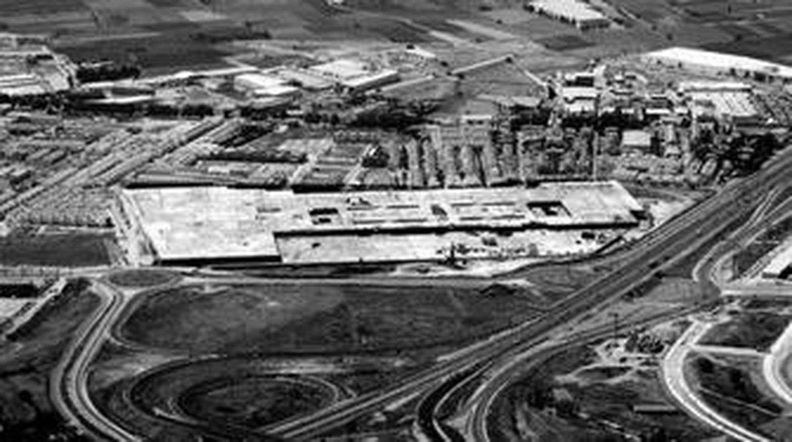 Panorámica del centro comercial de Armilla, cuyas obras están paradas judicialmente.