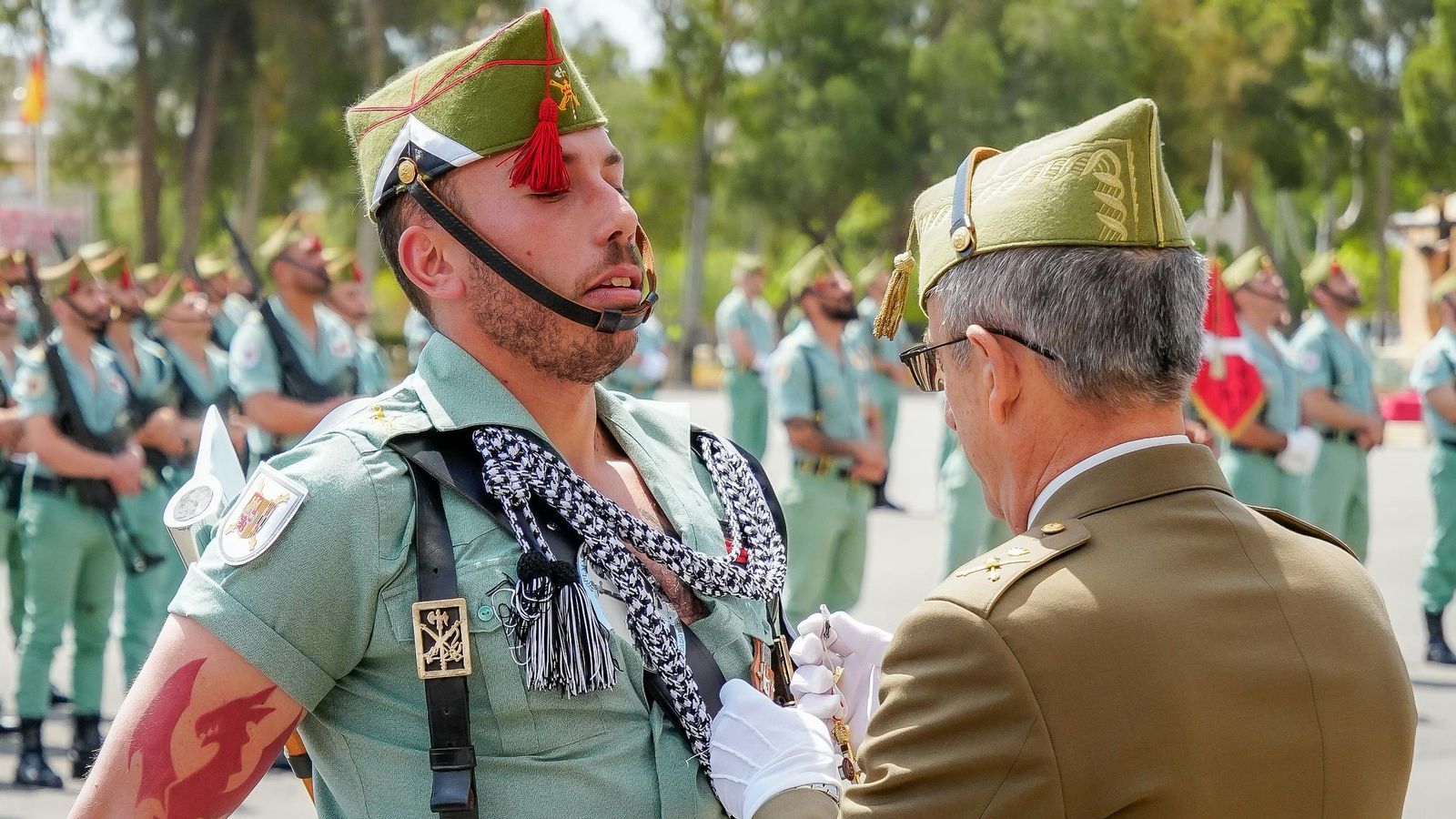 Imposición de condecoraciones a los legionarios de la VII Bandera Valenzuela