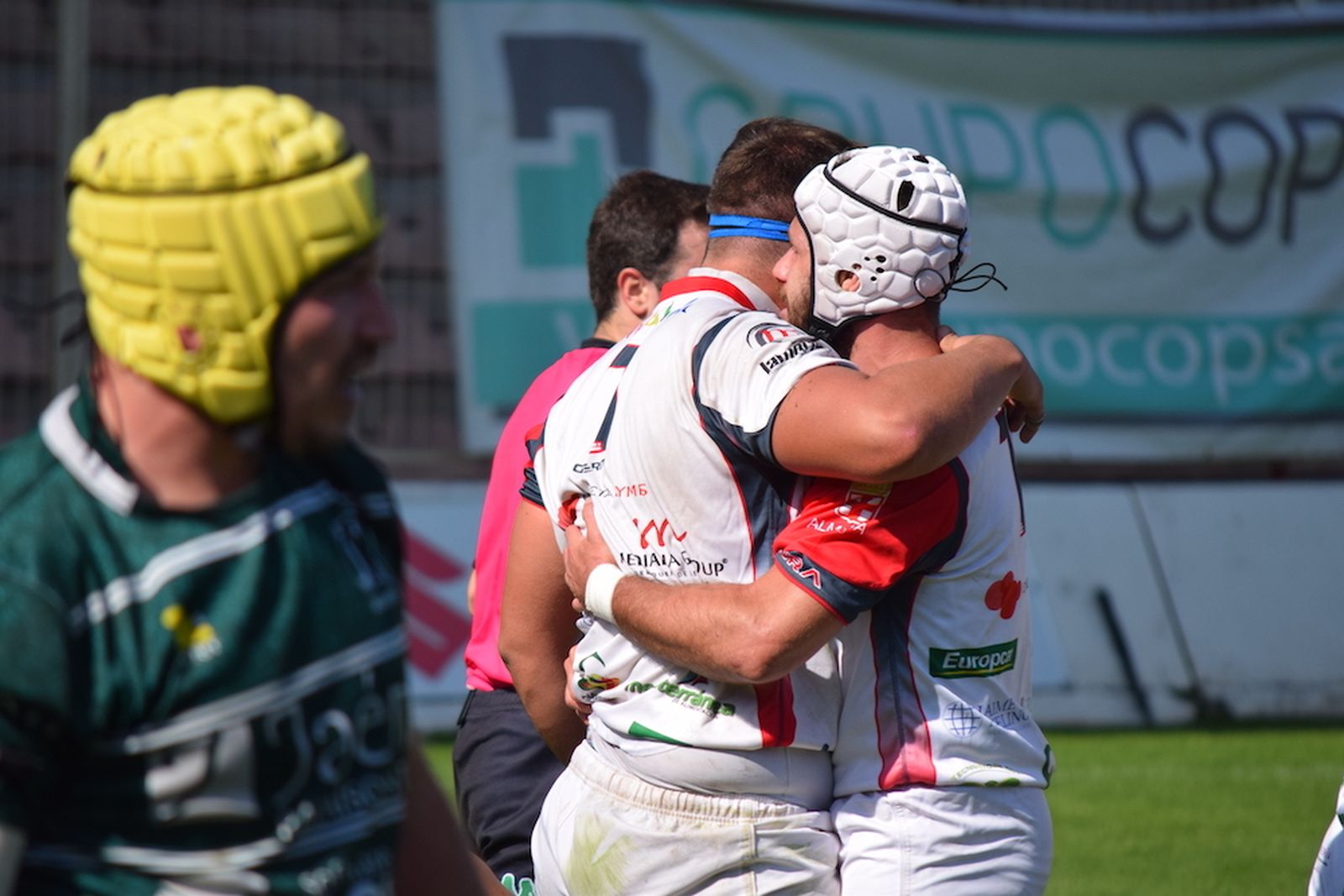 Abrazos tras un ensayo ante Jaén.