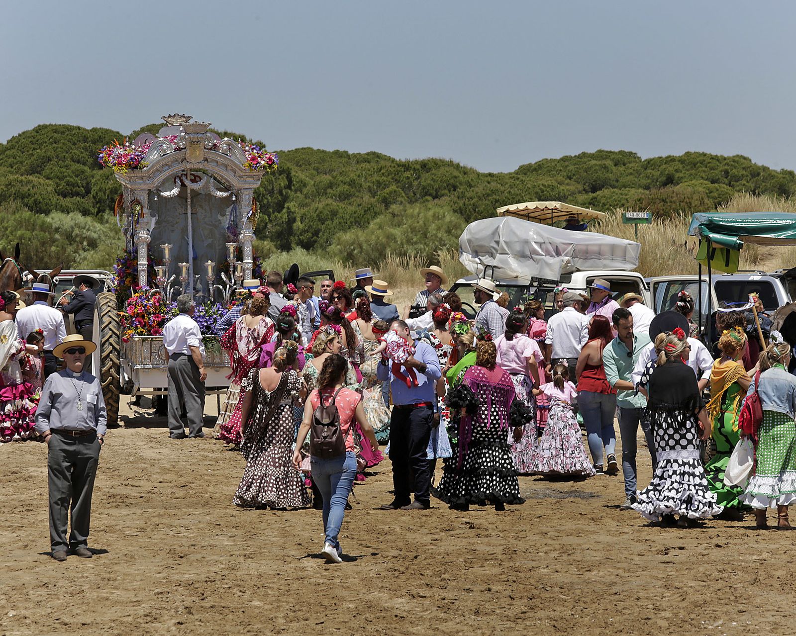 Las primeras hermandades gaditanas cruzan Bajo de Guía
