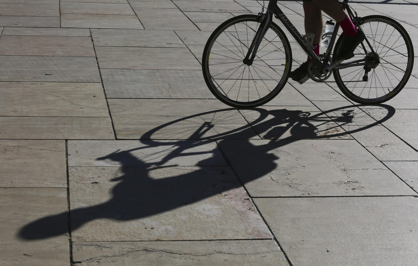 Las calles que frecuentan las bicicletas son otras. El sol, tal vez, es el mismo. Las calles que frecuentan las bicicletas son otras. El sol, tal vez, es el mismo.