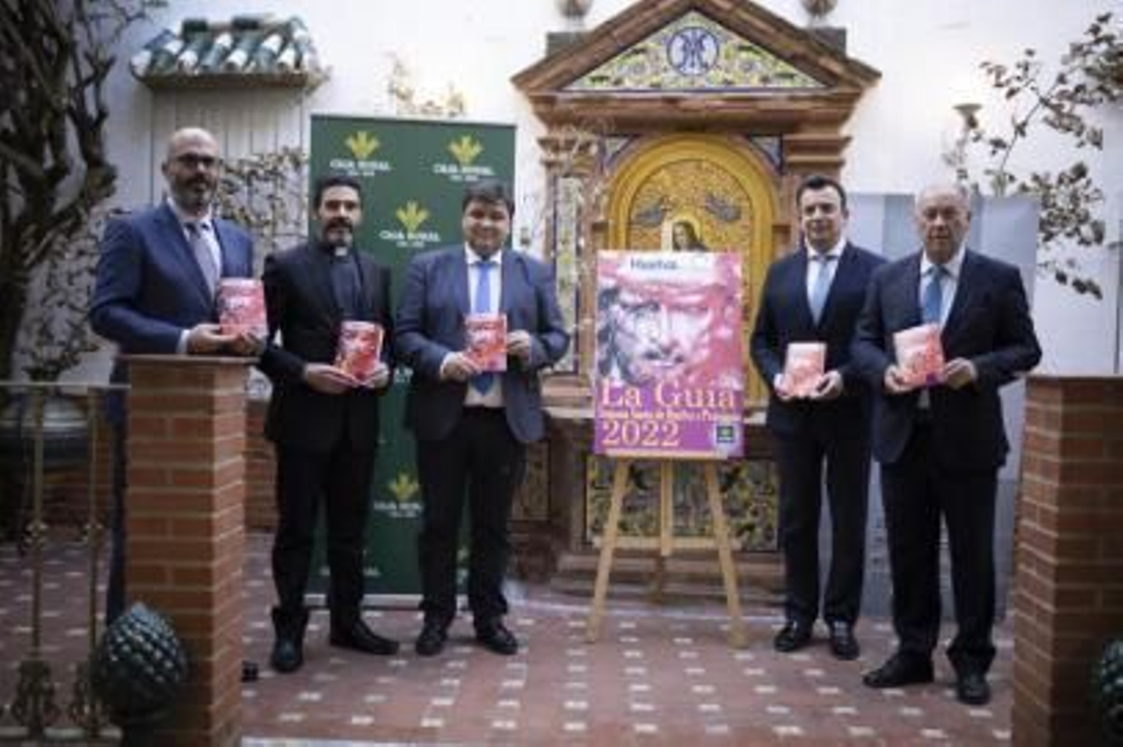 Javier Ronchel, José Manuel Barral, Gabriel Cruz, Emilio Ponce y Antonio González, tras descubrir la portada de la guía de Semana Santa.