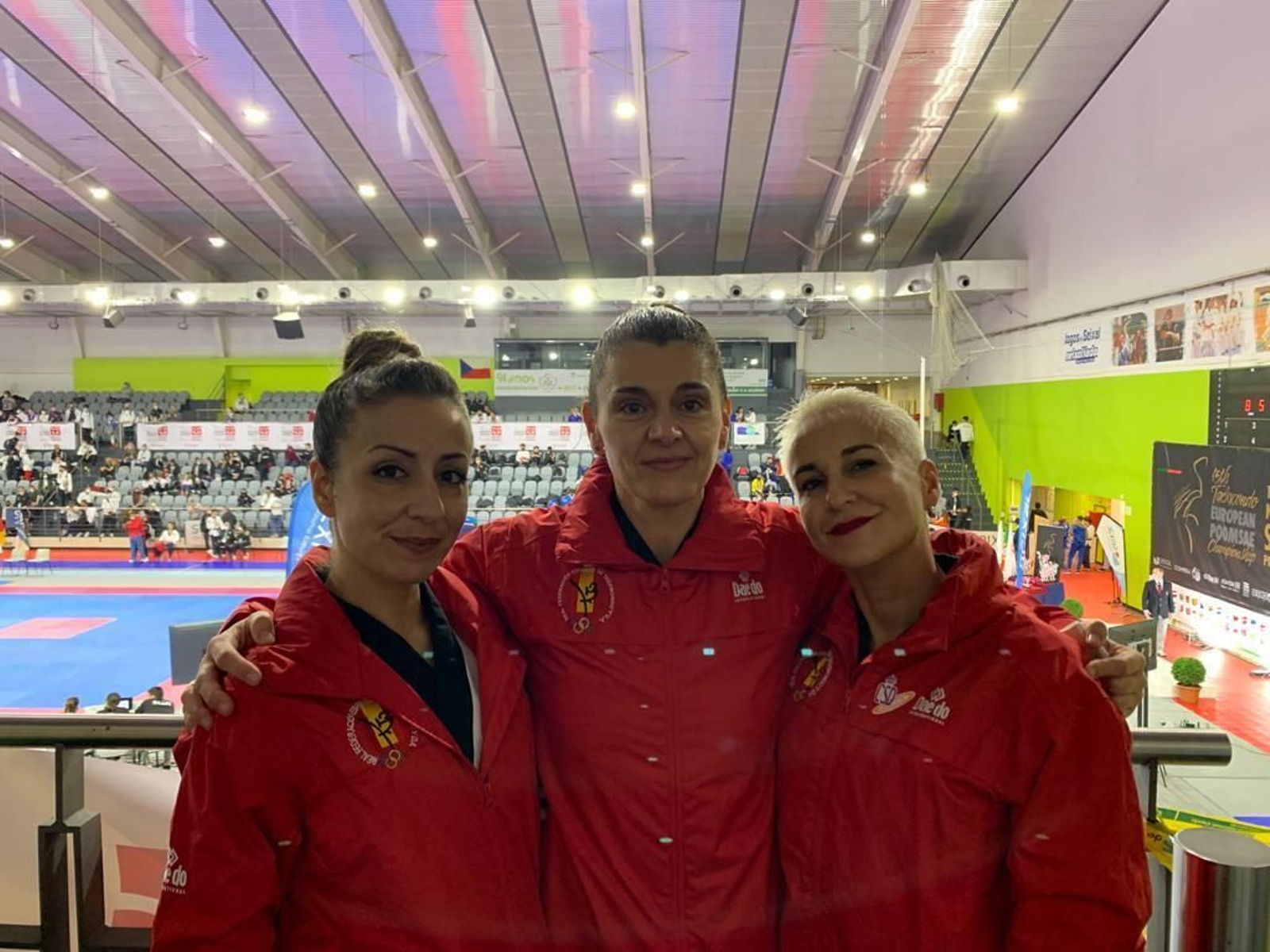 Desiré Márquez, en el centro, junto a sus dos compañeras de selección