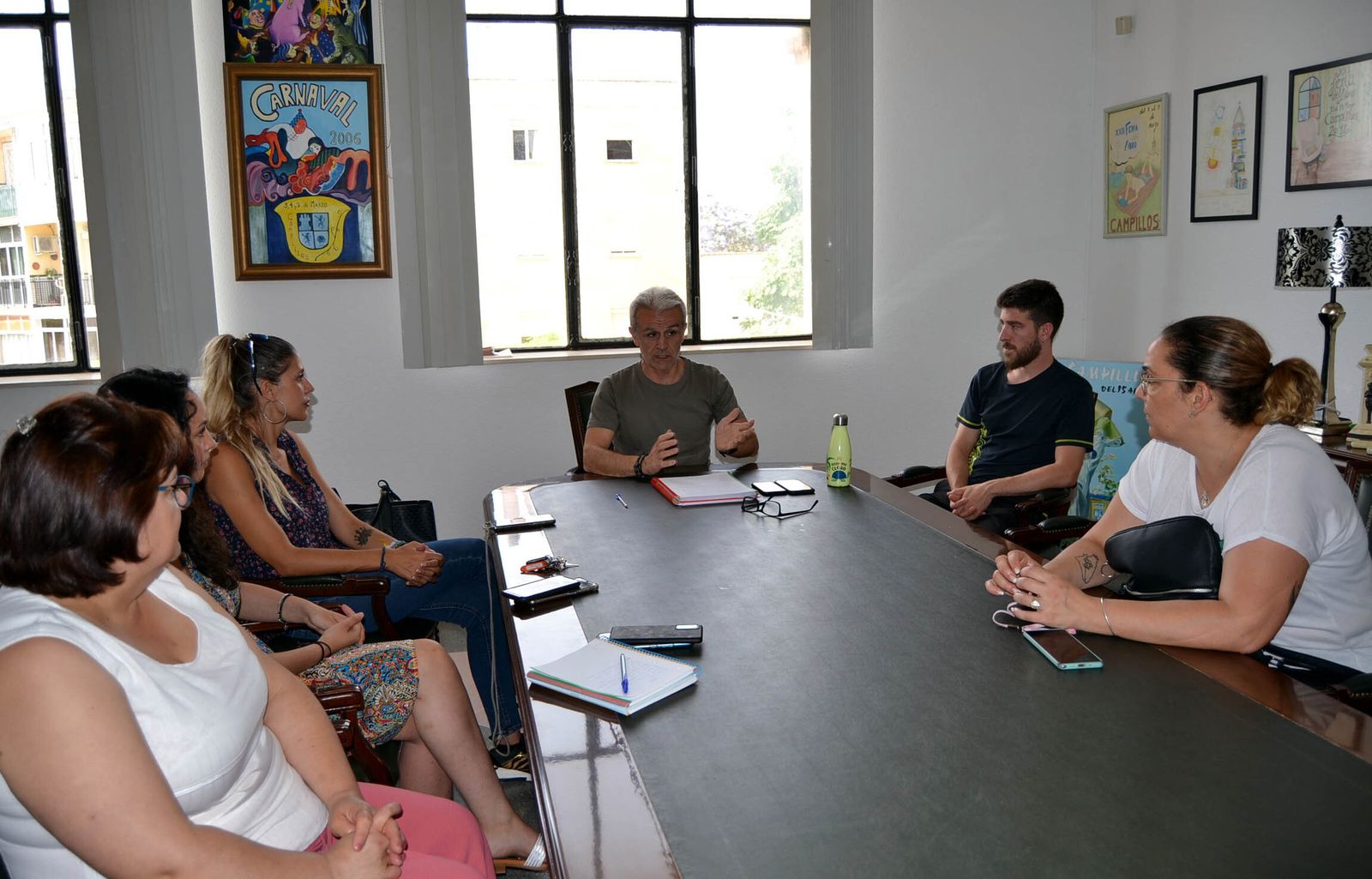 Reunión del alcalde con representantes del centro.