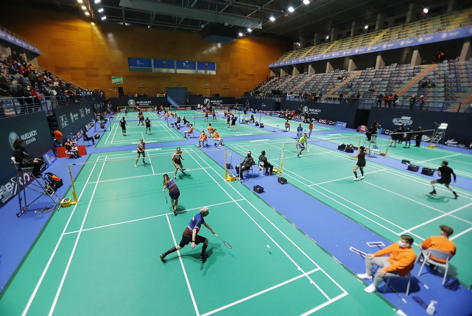 Imágenes del primer día de competición del Mundial senior de bádminton de Huelva 2021