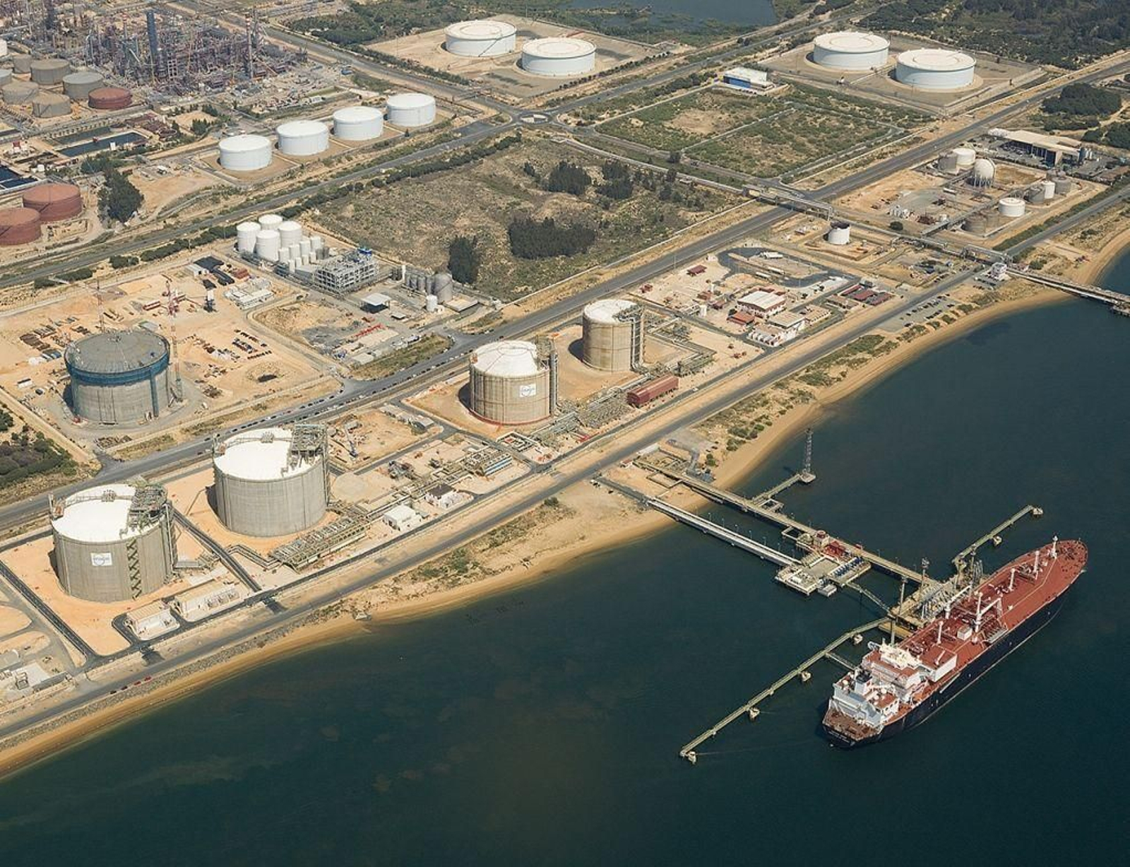 Imagen aérea de la planta de regasificación de Enagás  en el Polo Químico de Huelva.