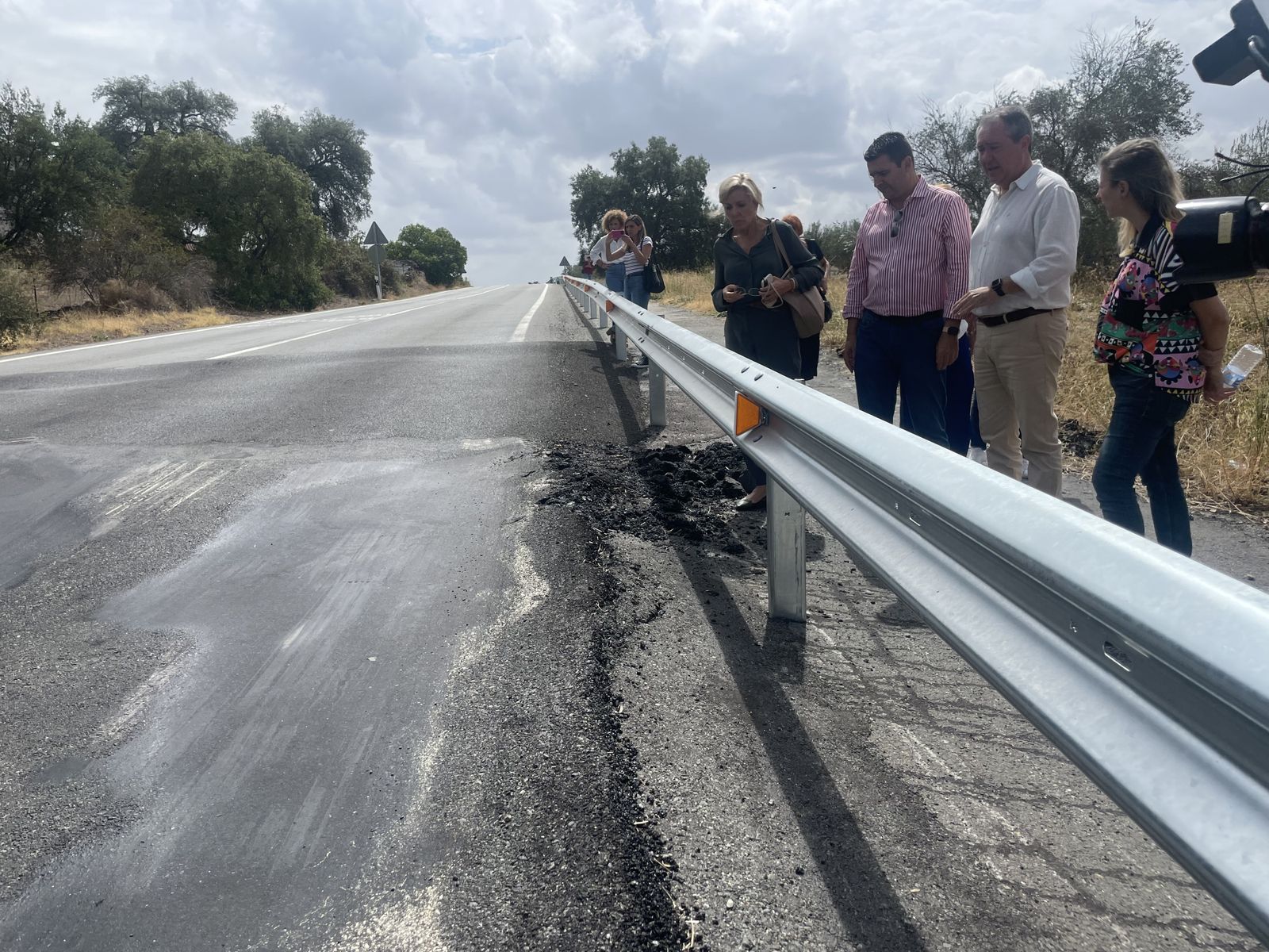 El PSOE visita la A-434 a su paso por Cala que la Junta asegura haber reparado