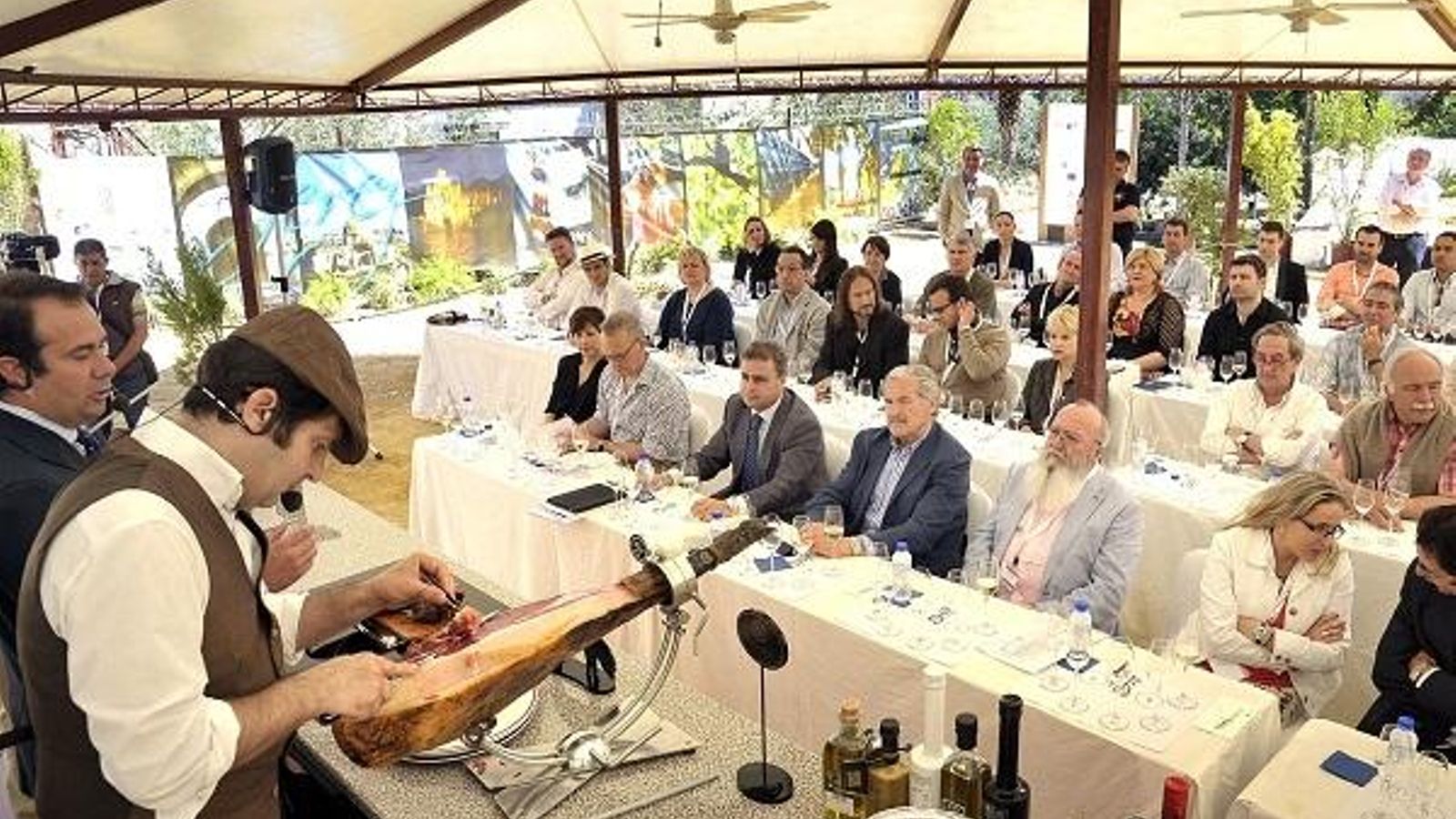 Un cortador de jamón en un maridaje con vinos de Osborne en Vinoble.
