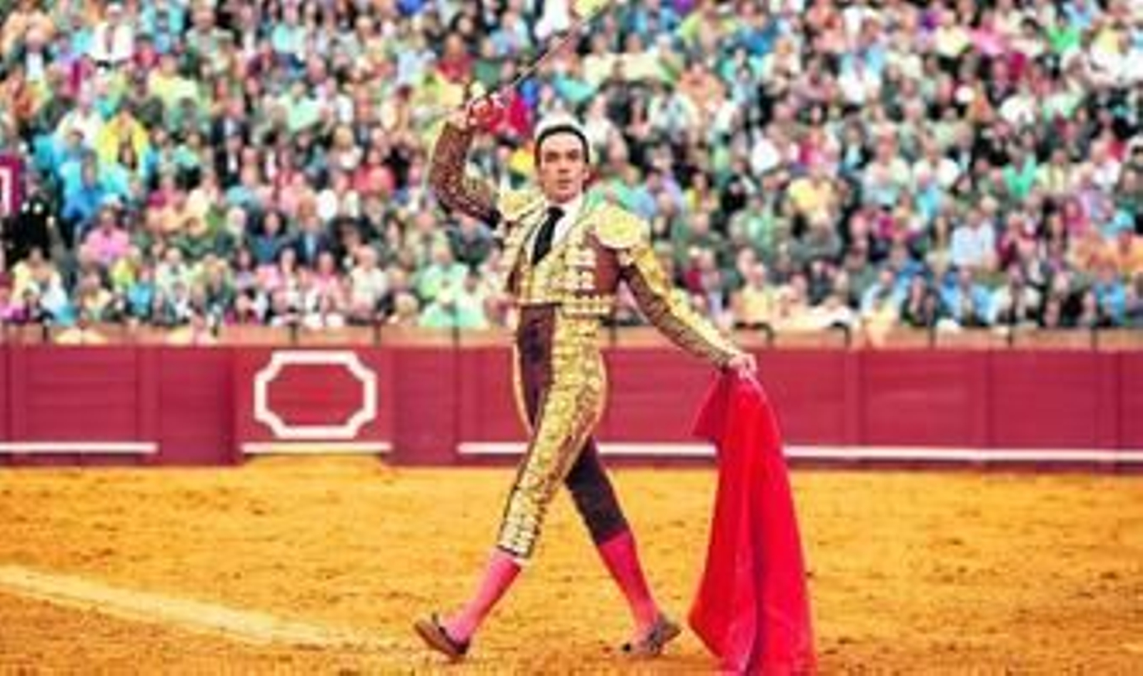 Manuel Jesús 'El Cid', en un momento de la faena al quinto toro de la tarde.