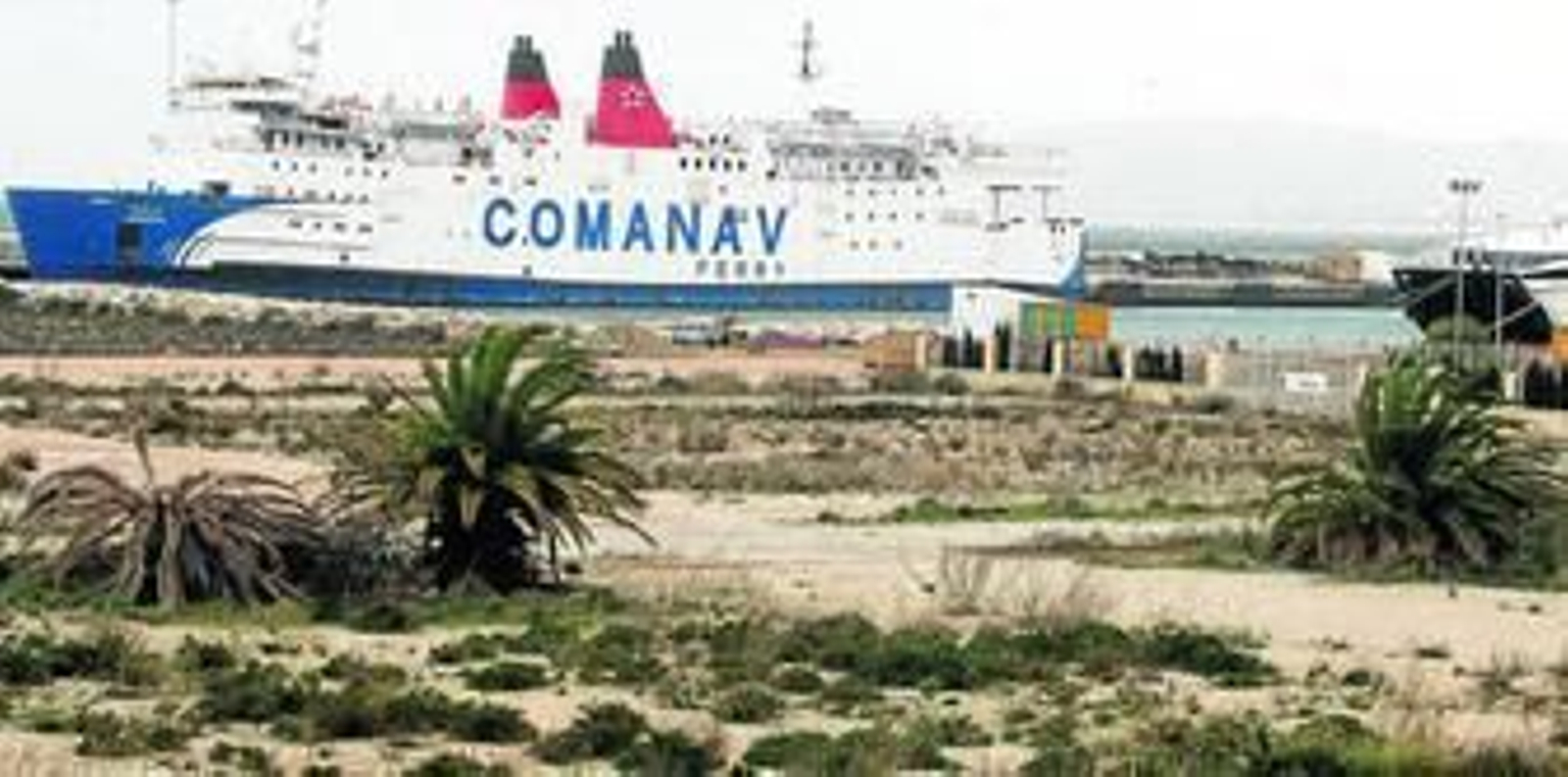 Uno de los buques que irá a subasta, en la dársena de Campamento.