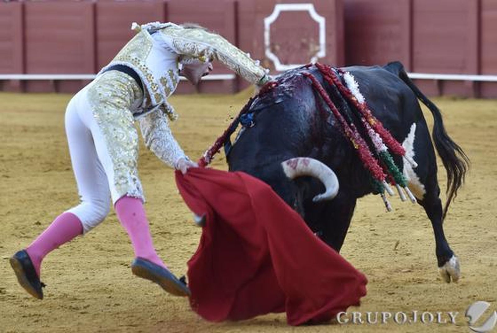 Javier Jiménez en el tercer toro./ Juan Carlos Vázquez