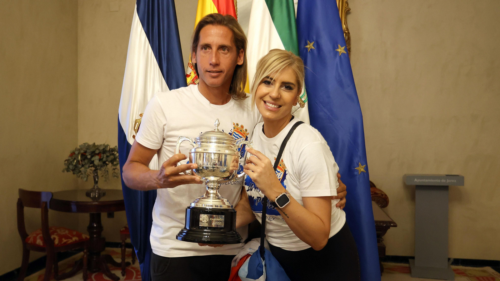Baño de masas del Xerez CD en Jerez por su ascenso