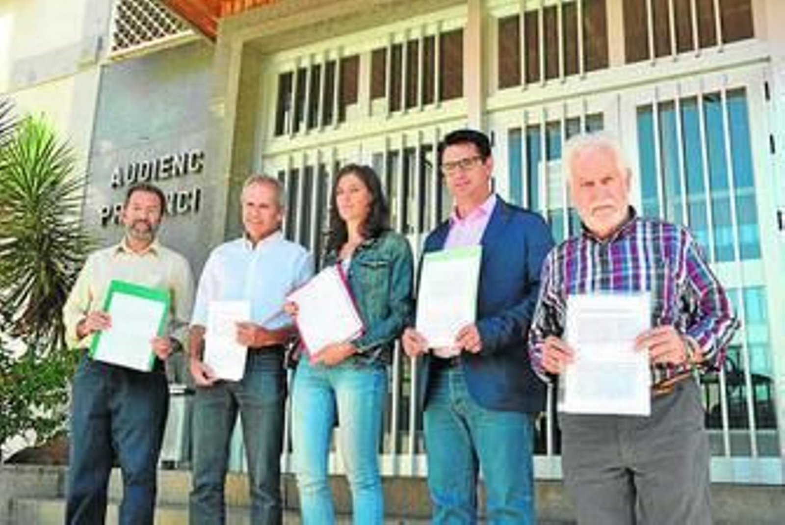 Los representantes de Andalucía Laica, ayer en el juzgado de Córdoba.