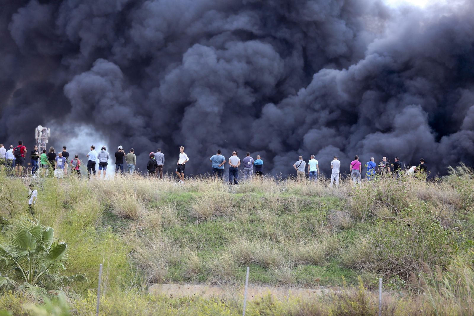 Fotos del incendio de varios vehículos en un aparcamiento de caravanas del polígono Guadalhorce
