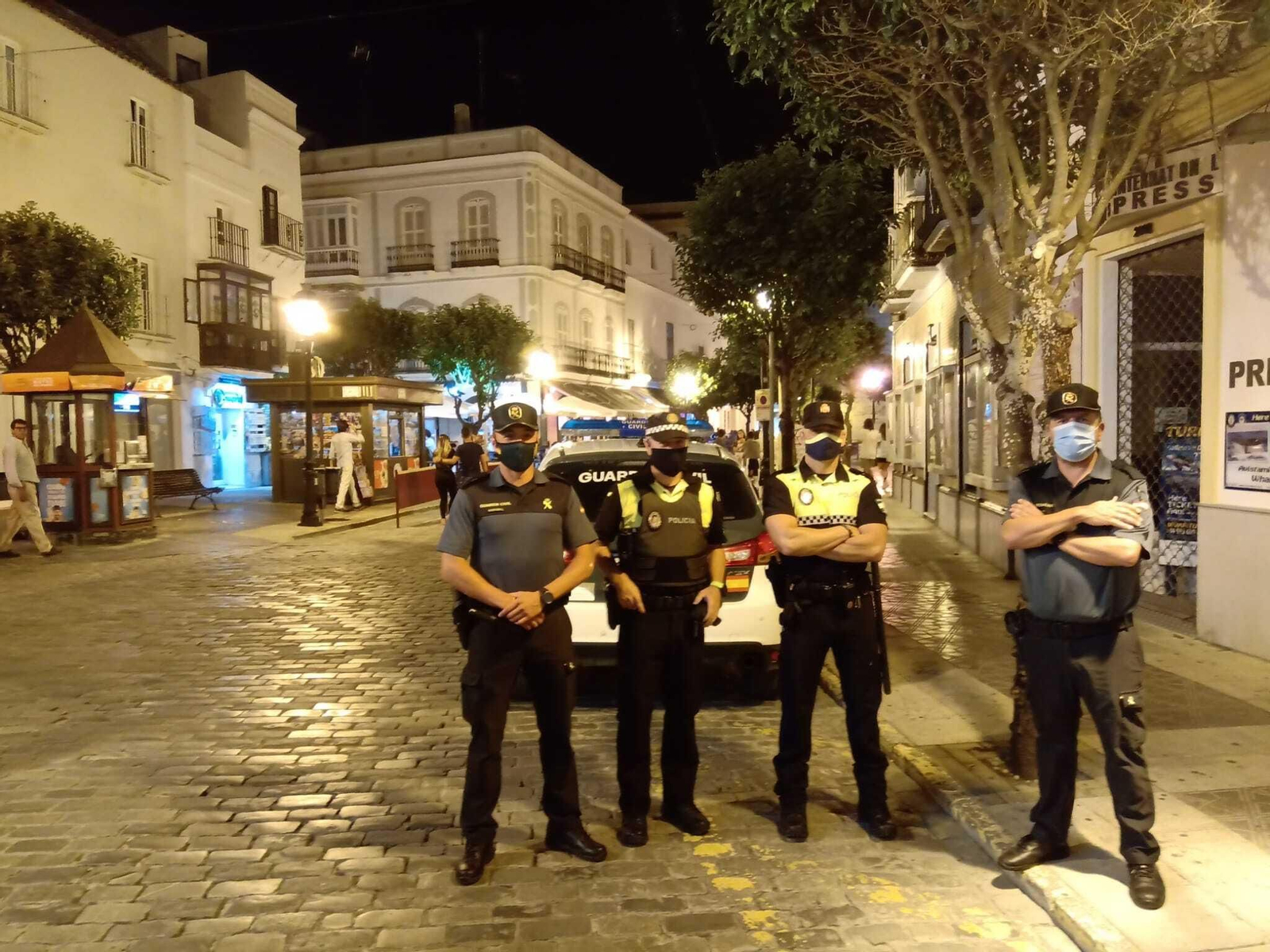 Agentes de la Policía Local y la Guardia Civil, en el centro de Tarifa.