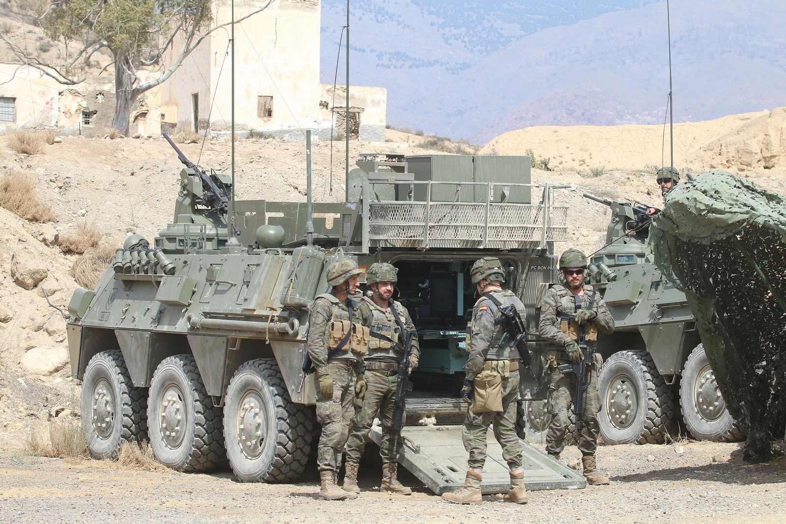 Imágenes de la visita de la ministra de Defensa a la base militar de Viator