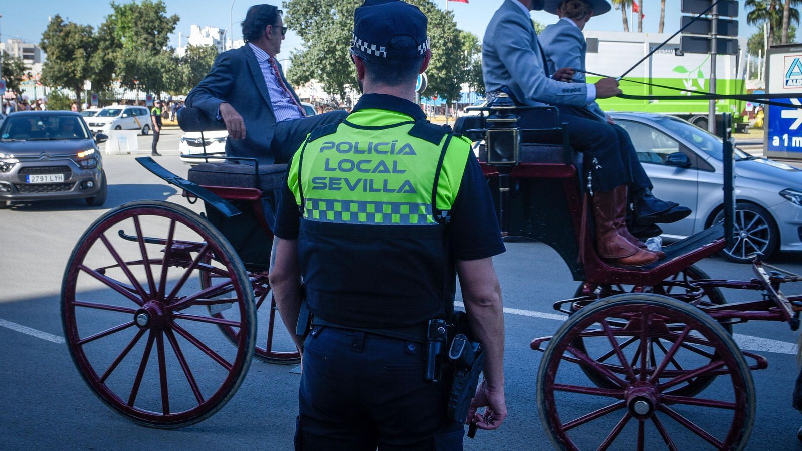 Un Polícía local en una de las entradas al real.