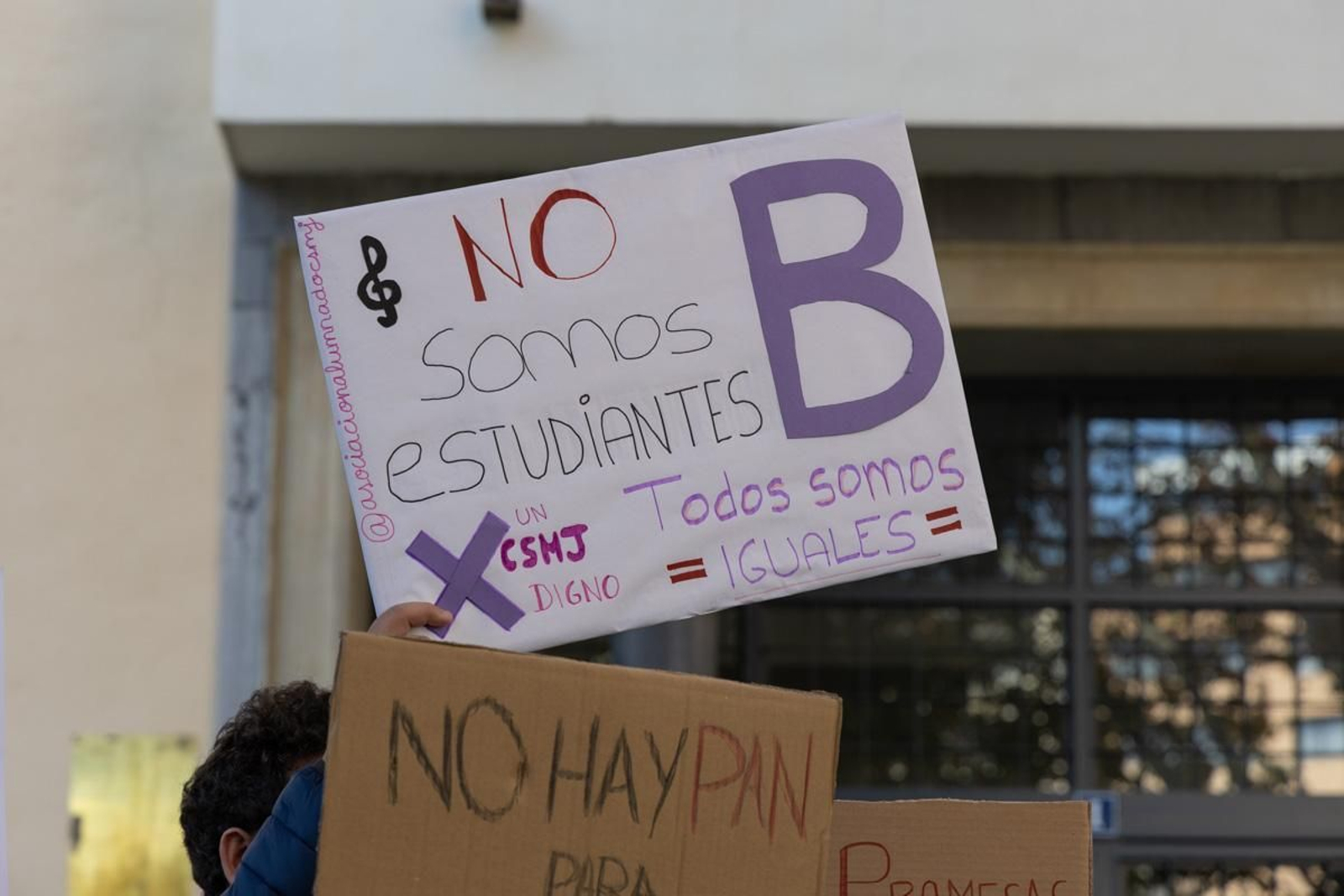 Concentración del alumnado del Conservatorio Superior de Música de Jaén para reclamar a la Junta de Andalucía que cumpla con los compromisos de dotación instrumental de la nueva sede