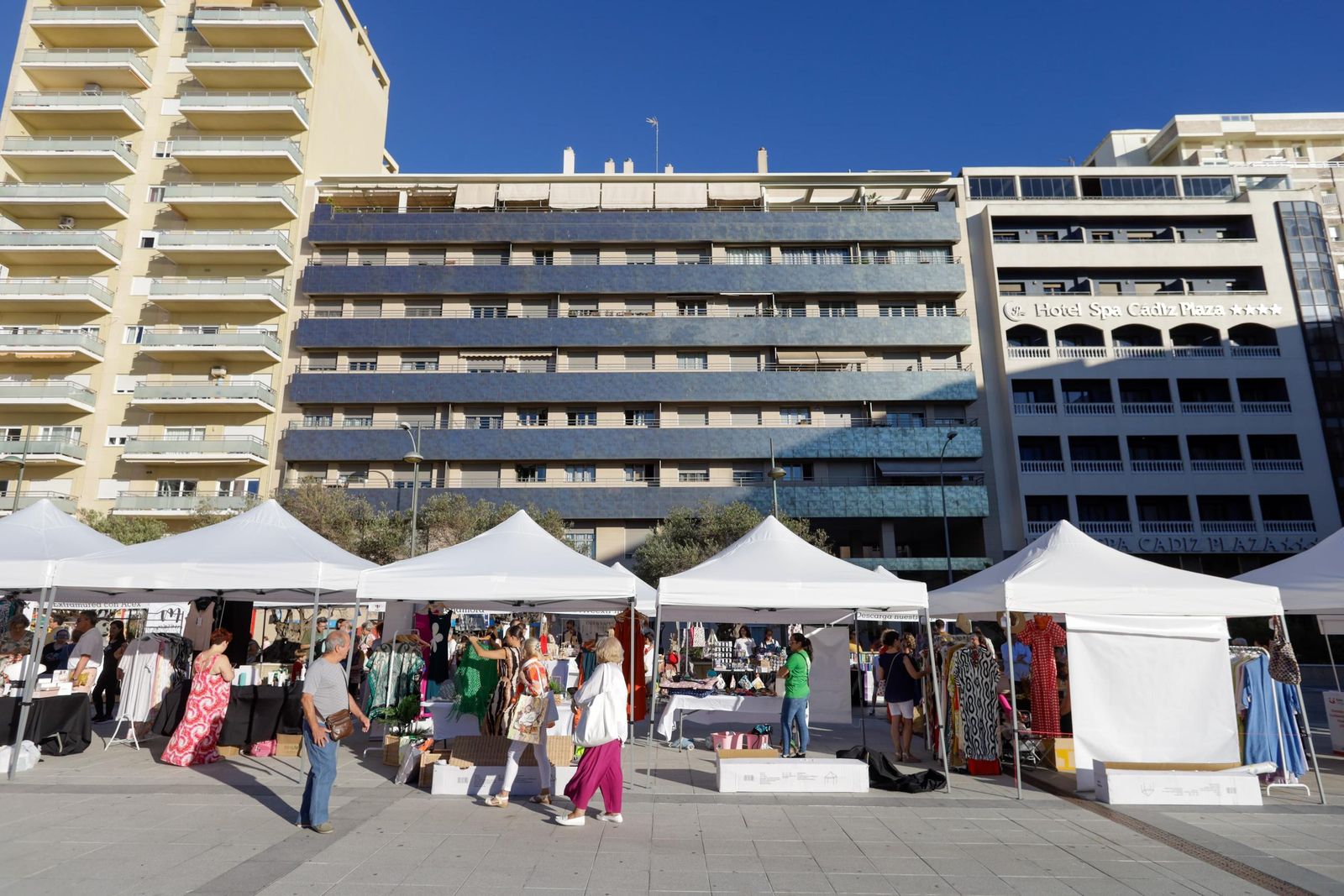 Las imágenes del mercadillo de la Noche Abierta del Comercio en Extramuros en Cádiz