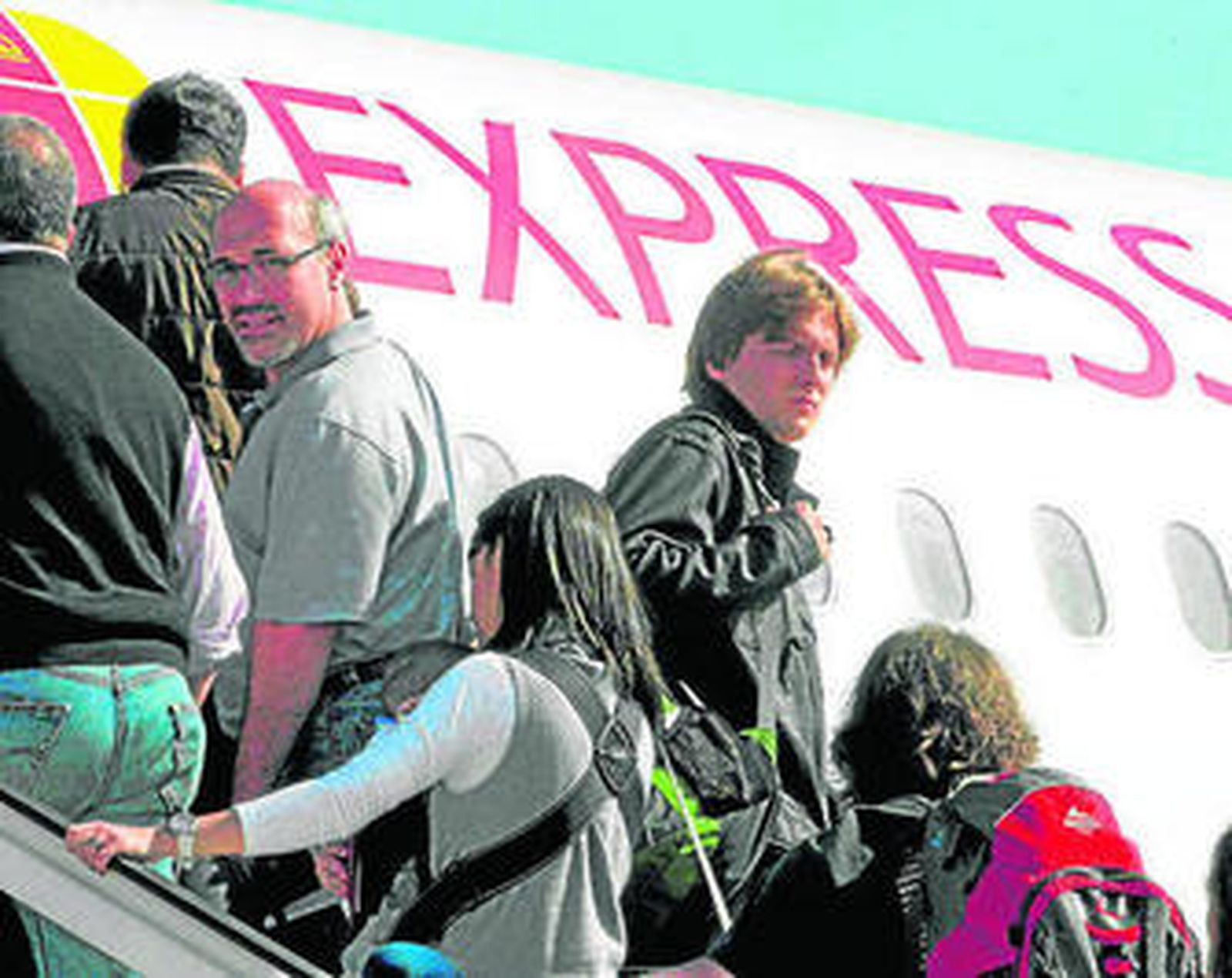 Pasajeros suben a un avión de Iberia Express, en una imagen de archivo.