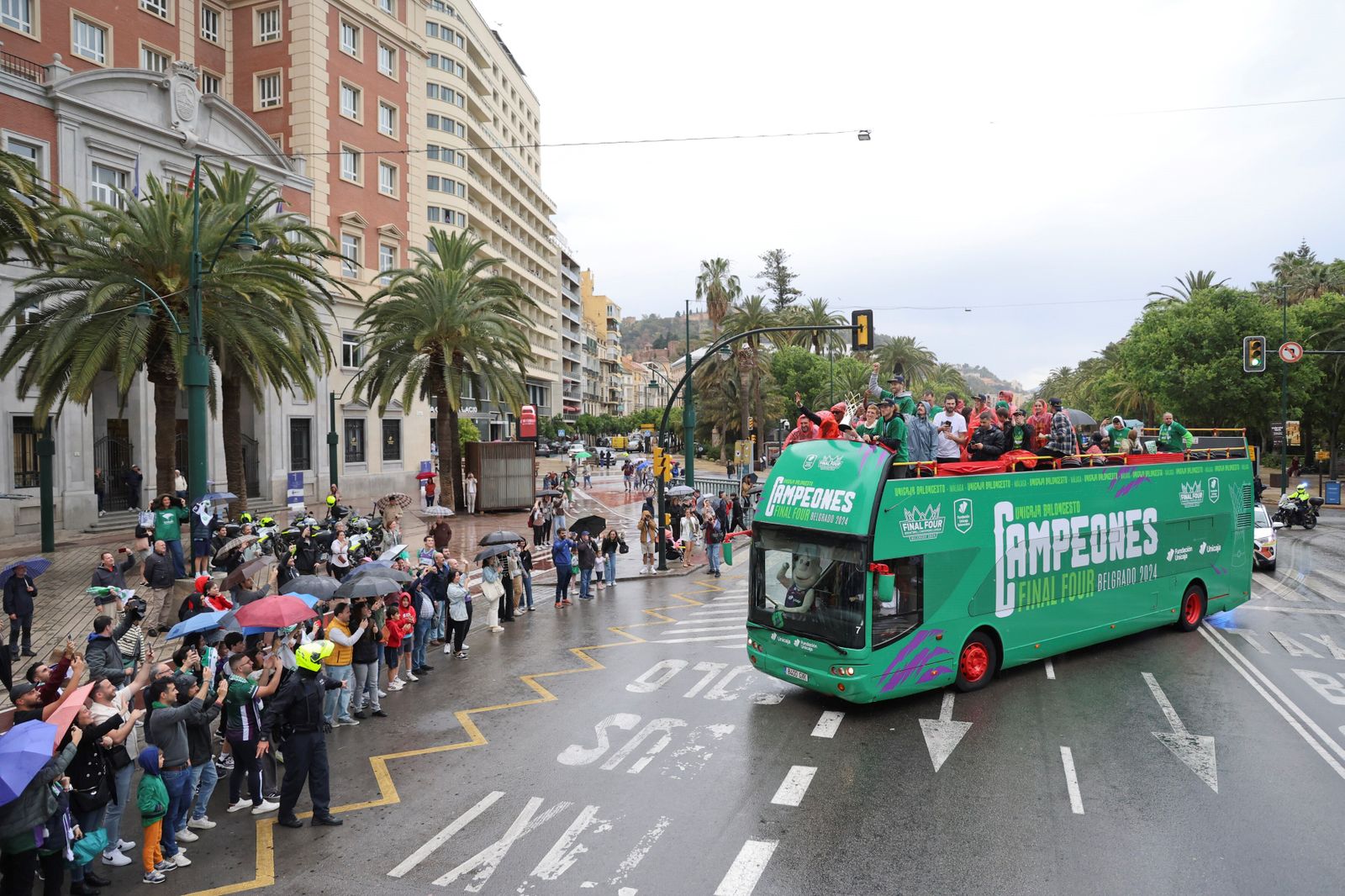 El Unicaja celebra en las calles de Málaga el título de la BCL