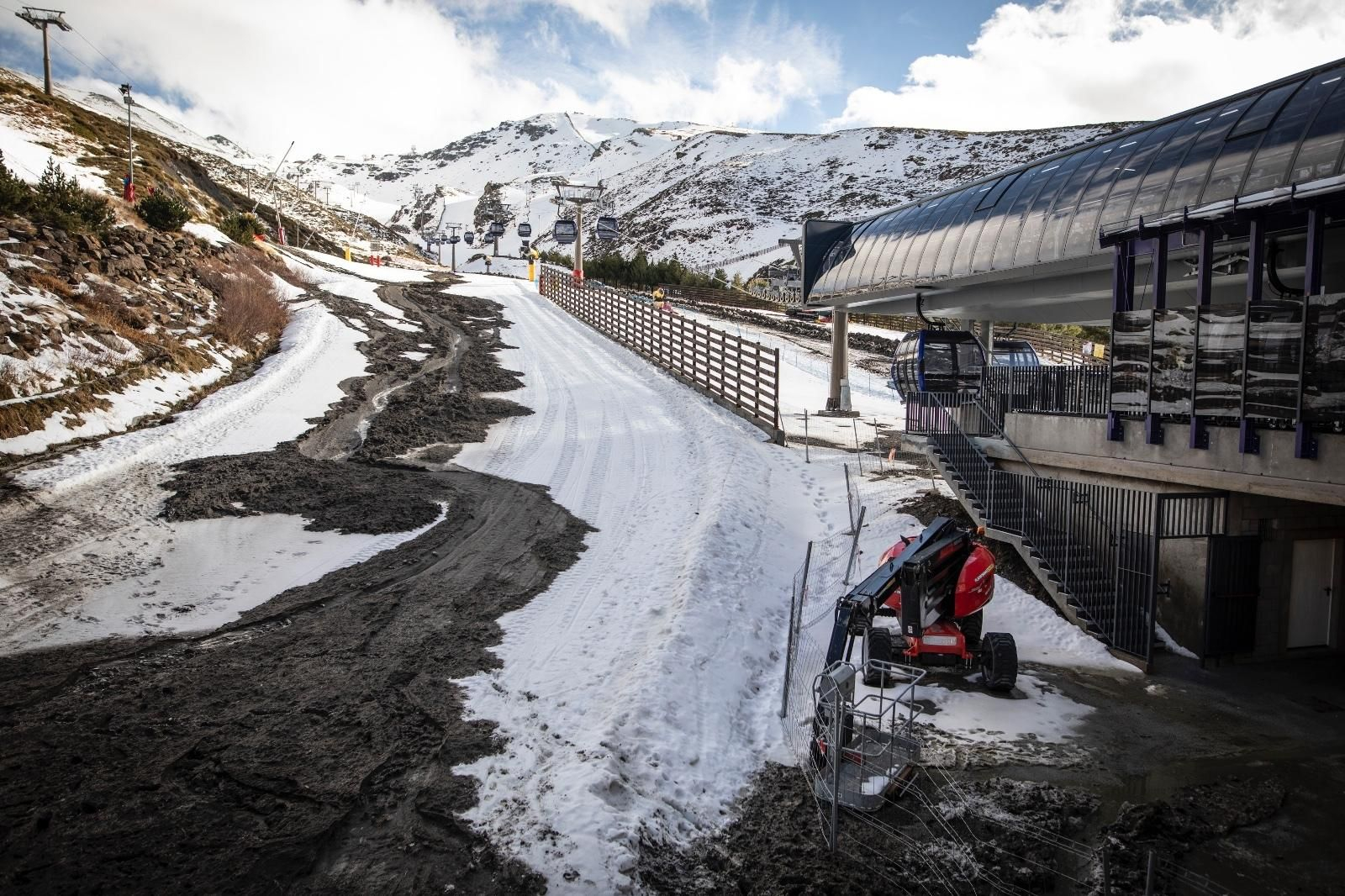 Fotogalería | La lengua de agua, nieve y barro que inunda Sierra Nevada