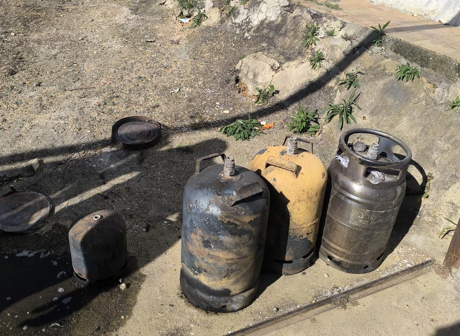 Algunas de las bombonas calcinadas por el fuego Algunas de las bombonas calcinadas por el fuego