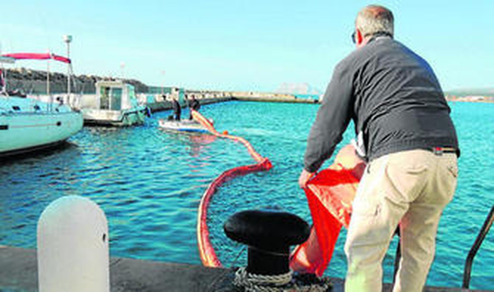 Un momento del simulacro, ayer en el puerto de Sotogrande.
