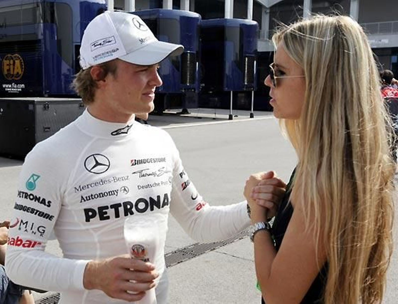 Nico Rosberg (Mercedes) con su novia, antes de la carrera.

Foto: Reuters / Afp Photo / Efe
