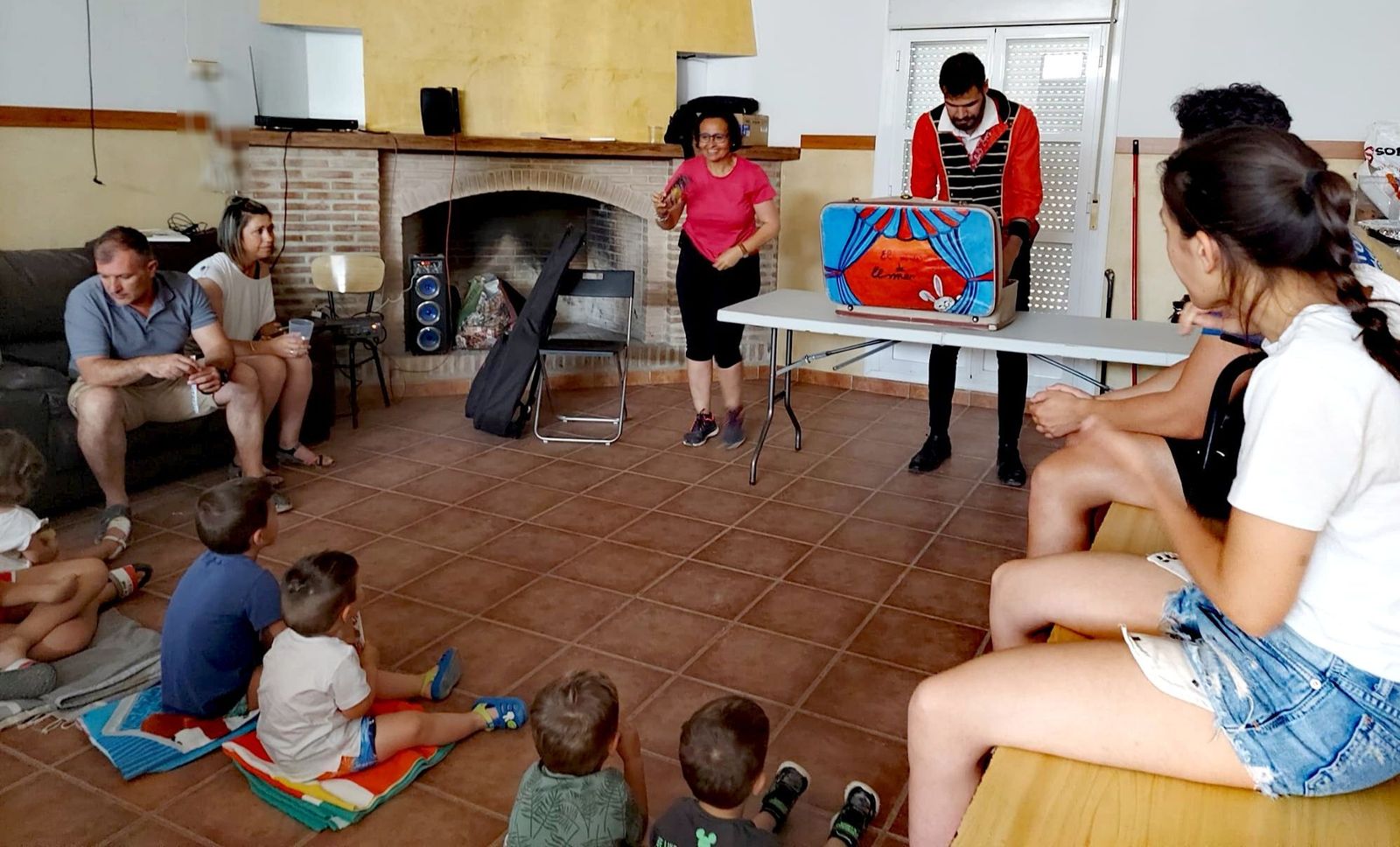 Actuación de mago ilusionista durante una parte de la jornada de convivencia, junto a la presidenta de ADIMO, Fabiola Rey.