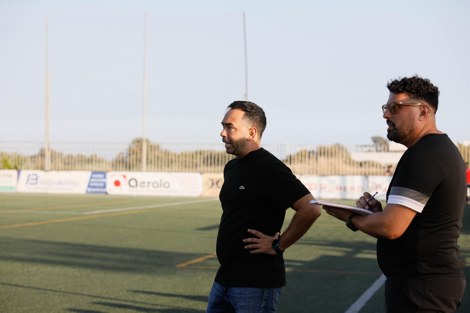El técnico malagueño junto a su segundo, Abdellah, durante el encuentro frente al Villarreal del Trofeo de Feria Juan Oncala.