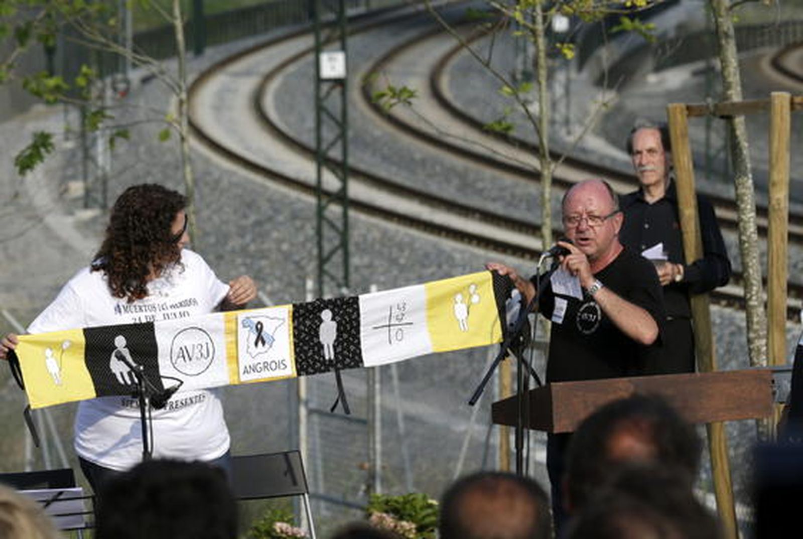Homenajes y ofrendas florales en el lugar del accidente.

Foto: EFE