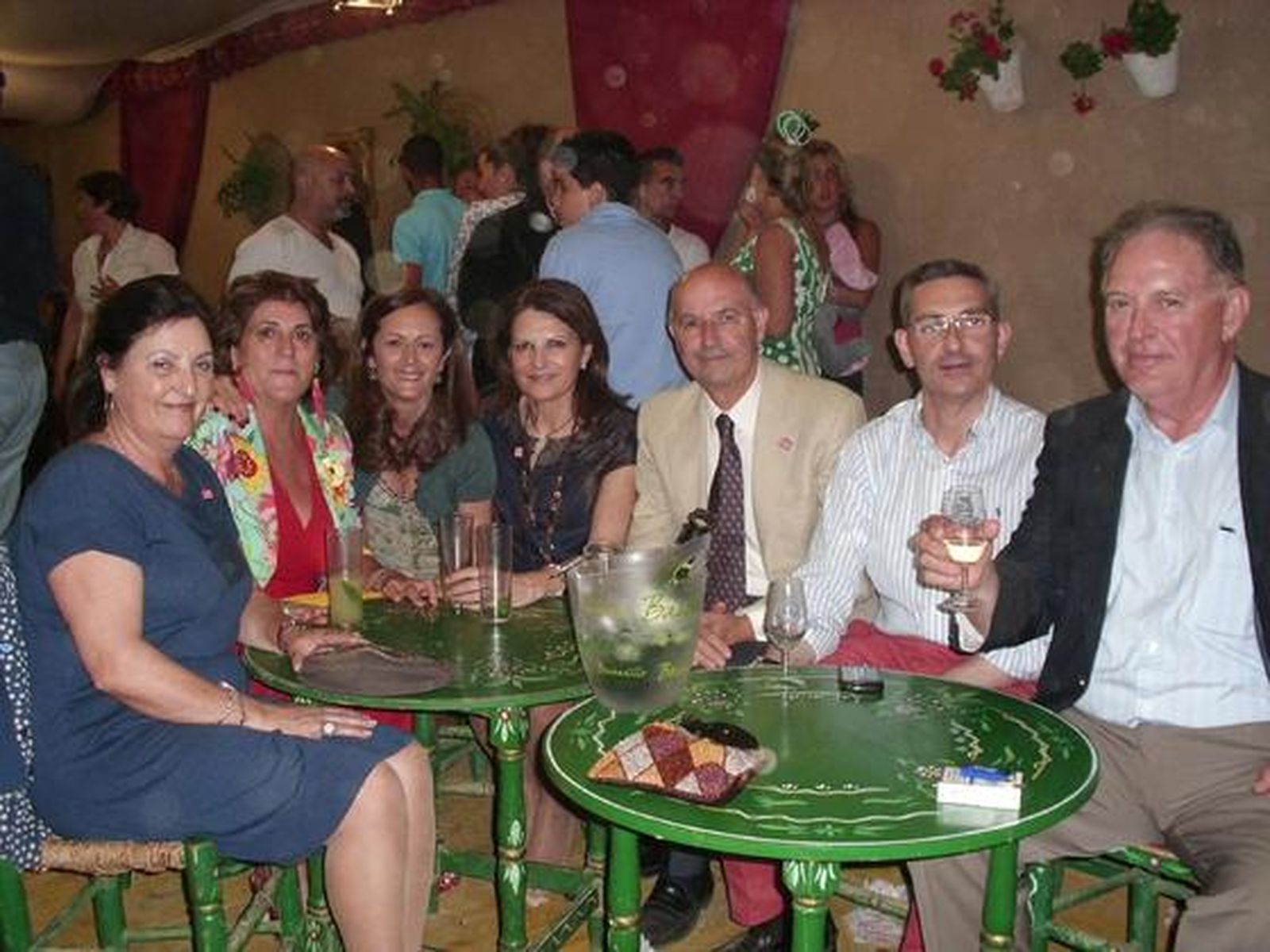 Miembros de la familia Romero, propietaria de la empresa Romerijo, en la caseta Sí Cariño.