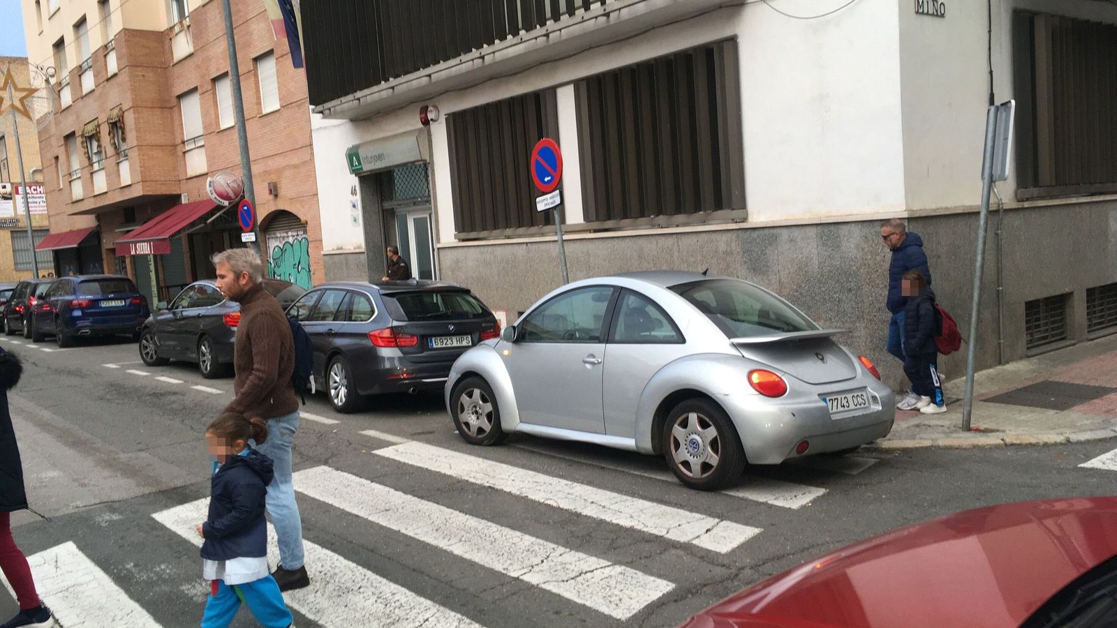 Más coches invadiendo los pasos de peatones del colegio Santa Ana 