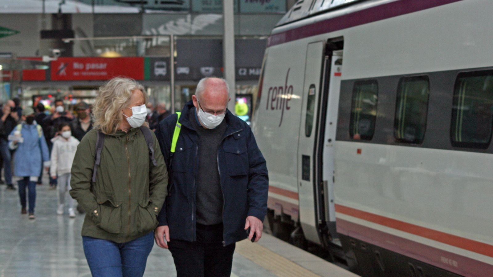 Un matrimonio de turistas coge el Avant hacia Granada desde Málaga