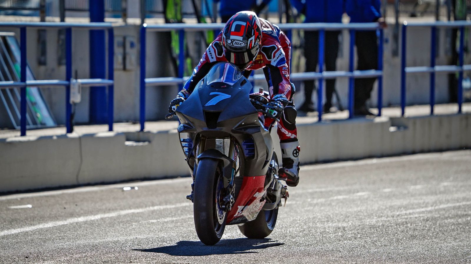 Álvaro Bautista estrena su numero 1 en las pruebas de SBK en Jerez
