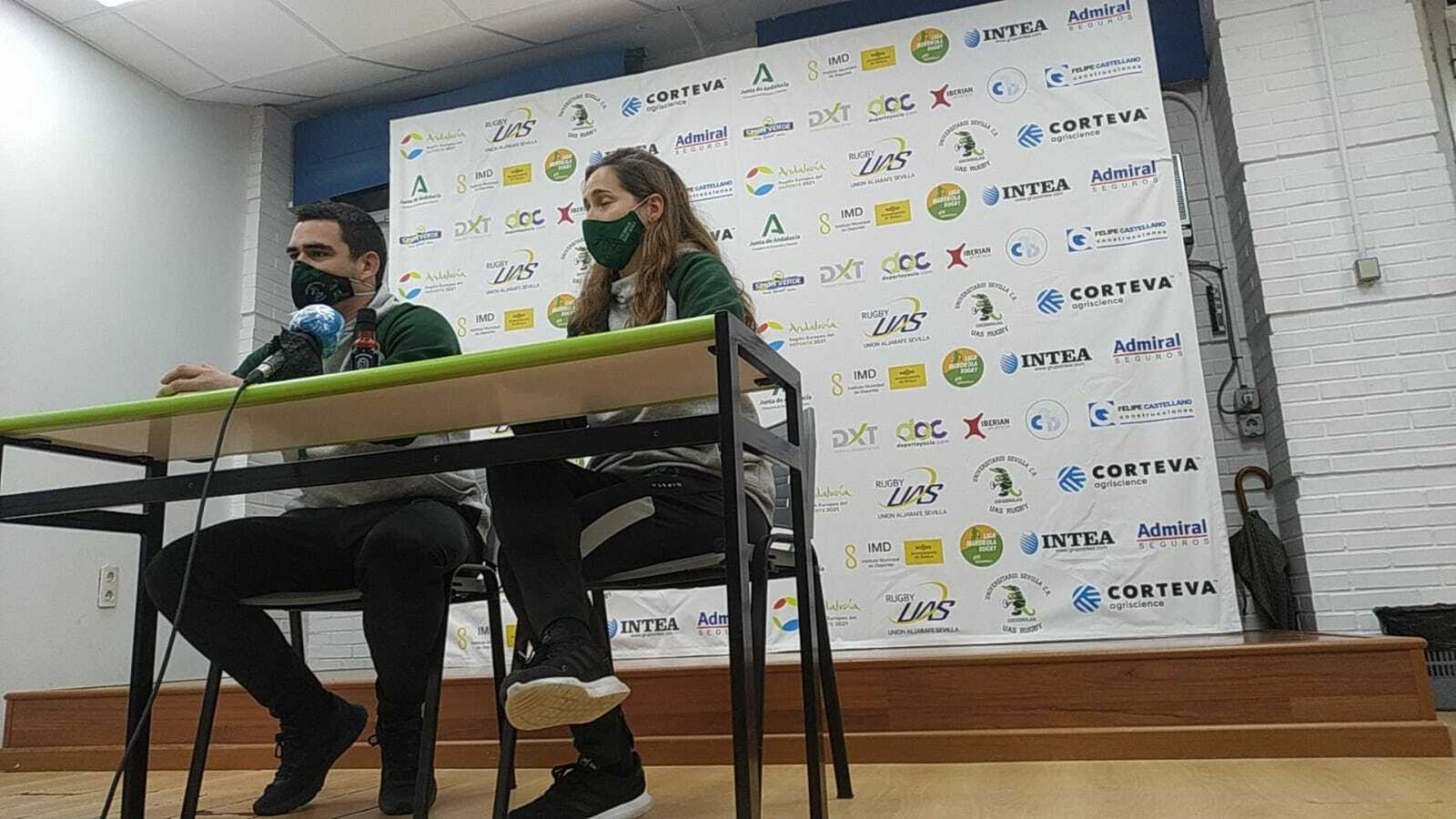 El técnico, Manu Sobrino y la capitana Margarita González, durante la presentación.