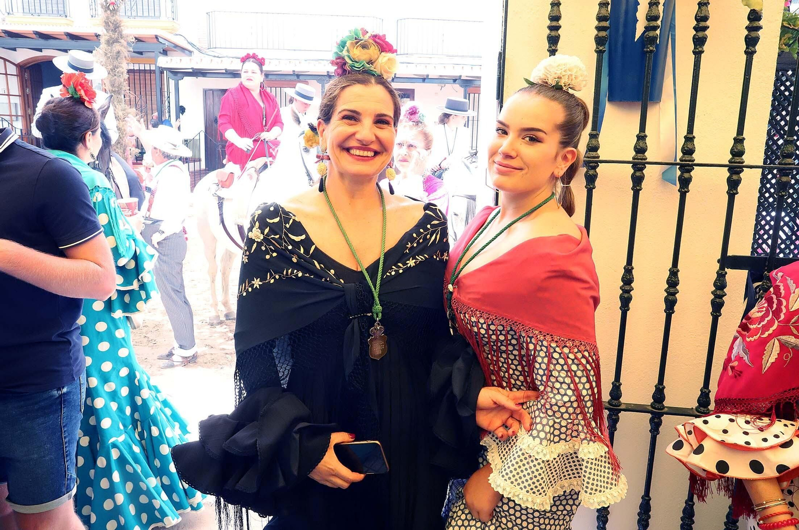 Imágenes del ambiente El Rocío y en Casas de Hermandades