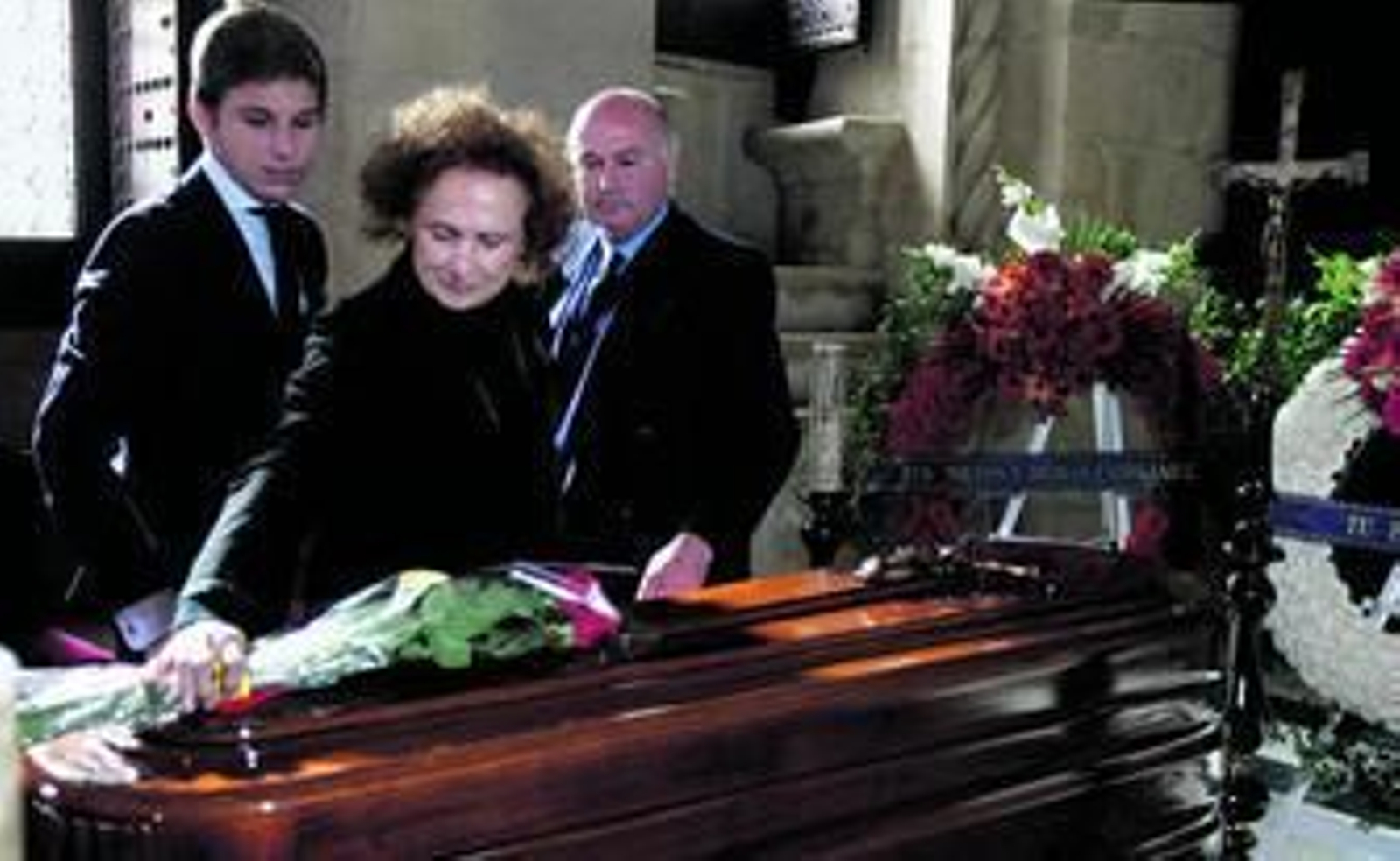 Mercedes Silva, viuda de Pepe Luis Vázquez, junto a su nieto Pepe Luis y su hijo Álvaro, ante el féretro del maestro.