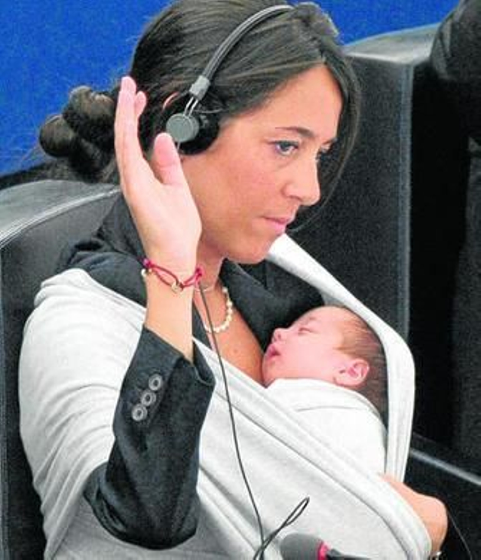 La eurodiputada Licia Ronzulli sostiene a su bebé mientras vota en la sesión plenaria.