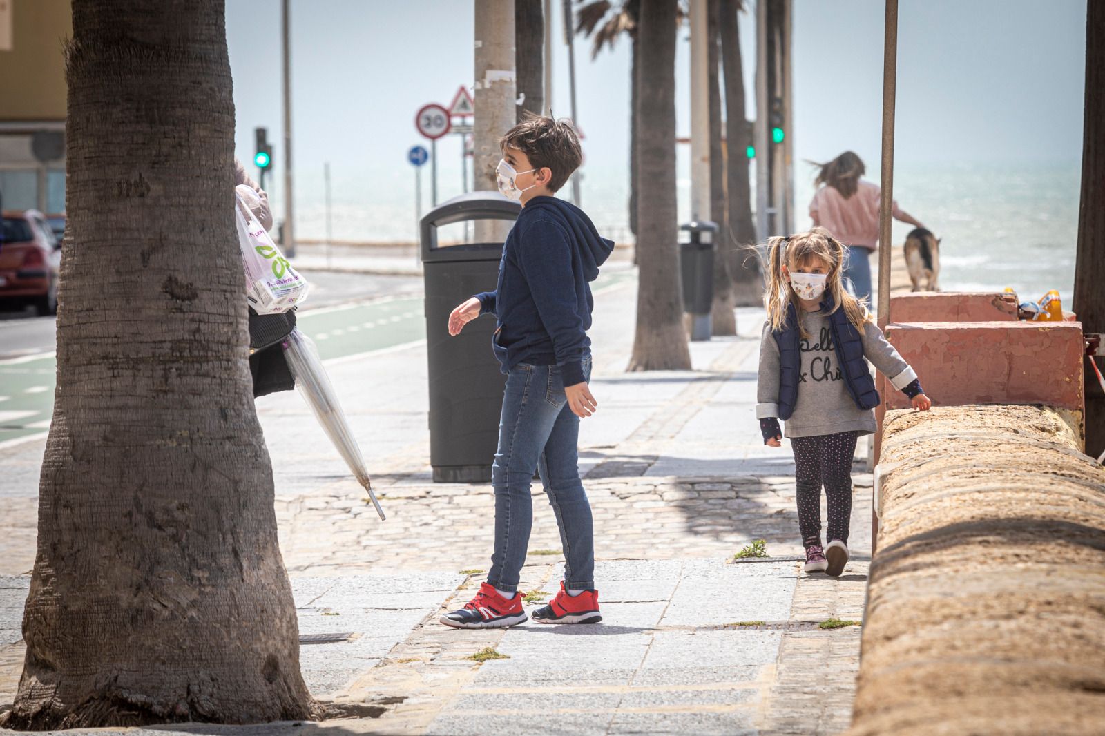 Menores este lunes en las calles de Cádiz.