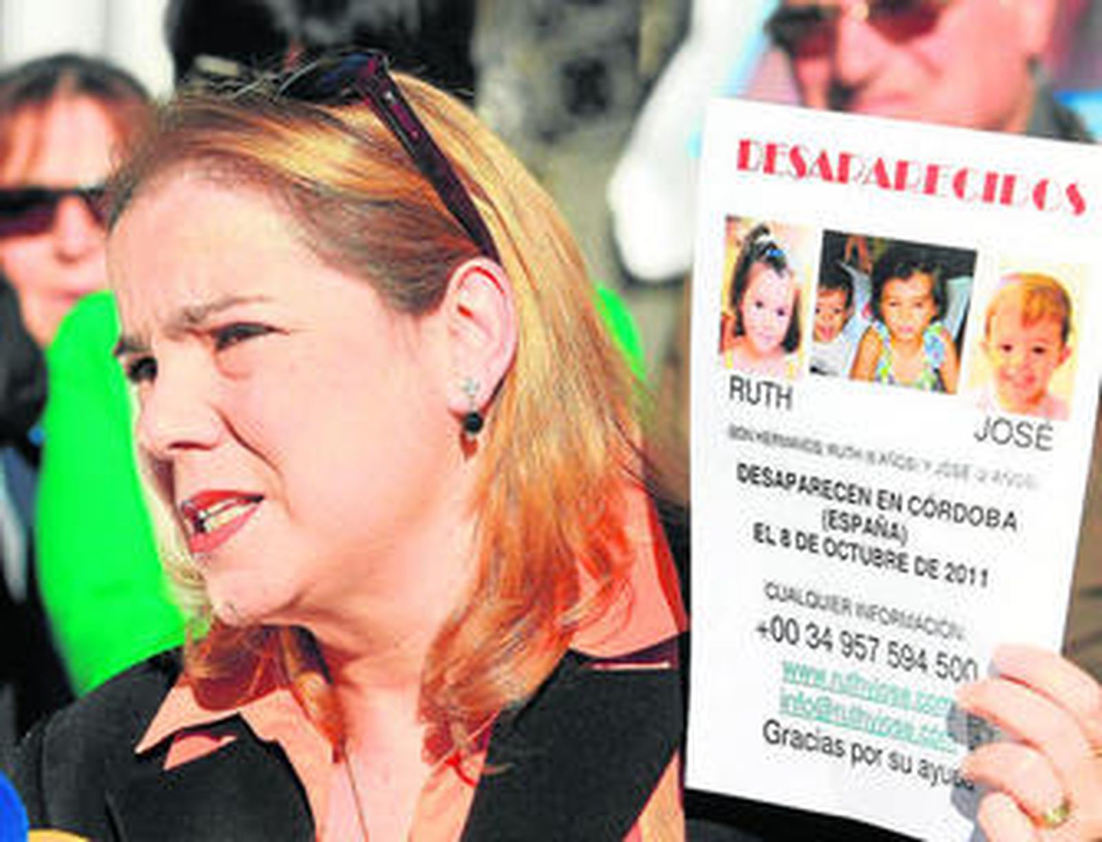 Esther Chaves, portavoz de la familia Ortiz, con uno de los carteles de la desaparición de Ruth y José.
