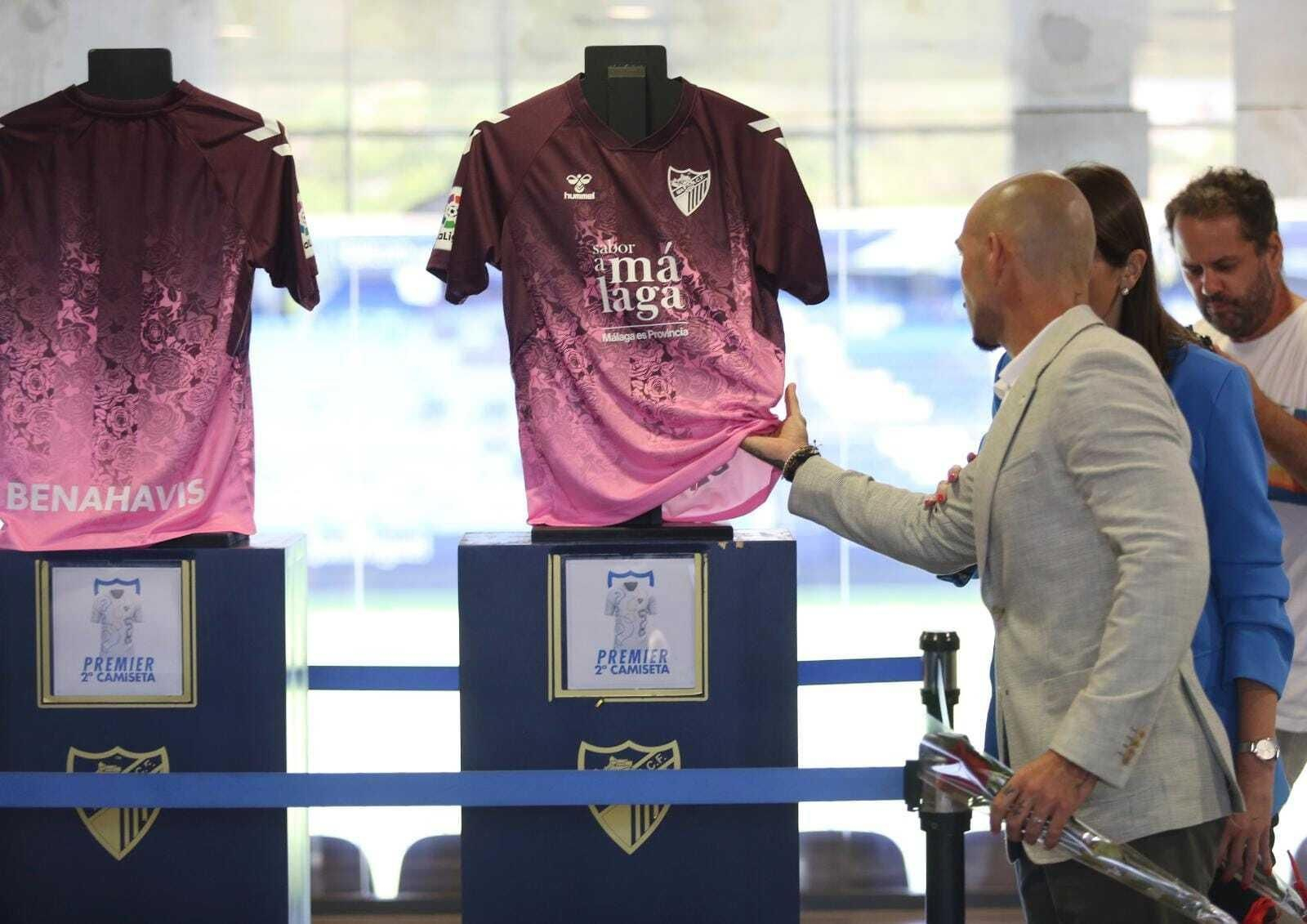 Así es la rompedora segunda camiseta del Málaga CF. Así es la rompedora segunda camiseta del Málaga CF.