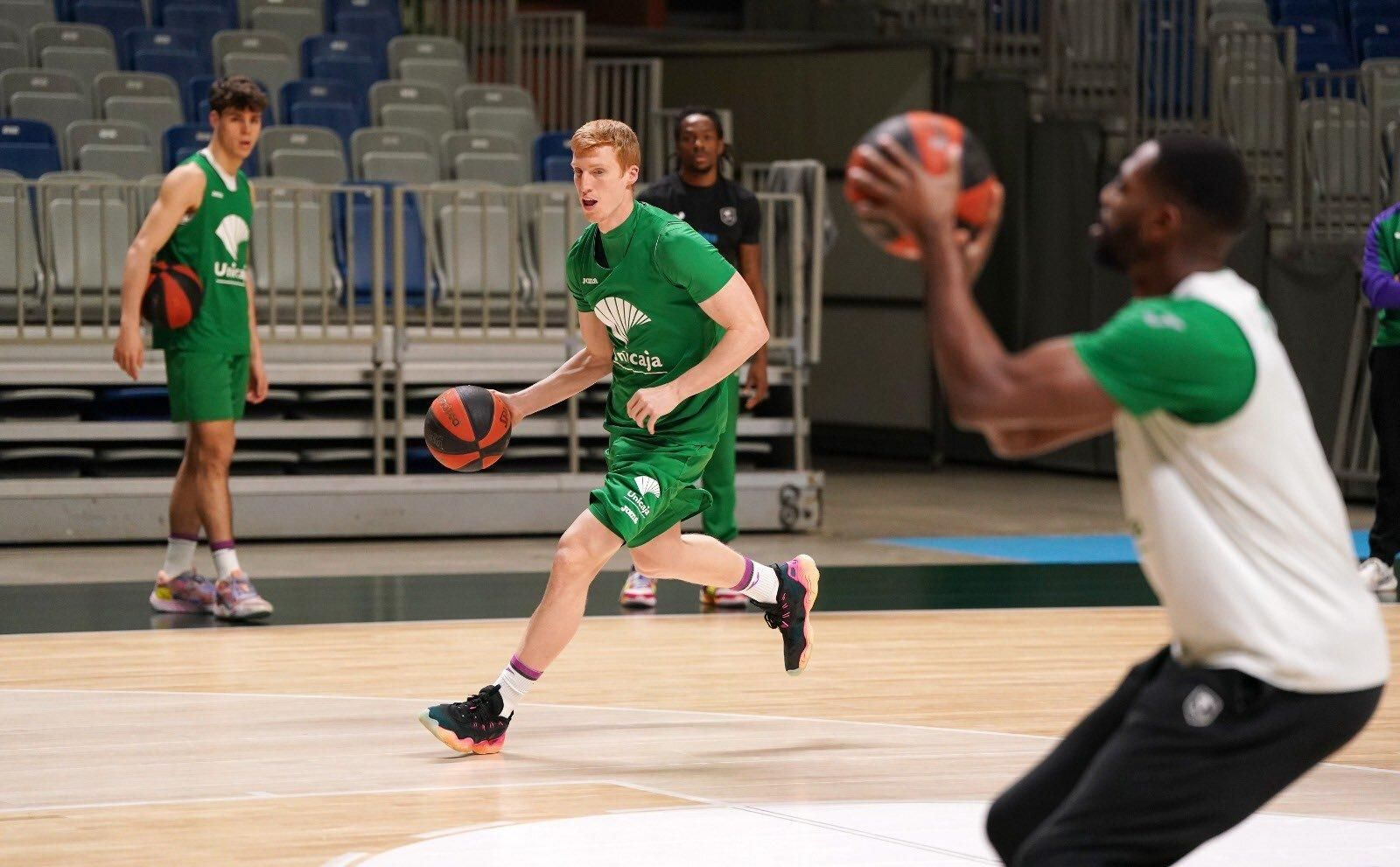 Alberto Díaz, con Mario Saint-Supéry al fondo.