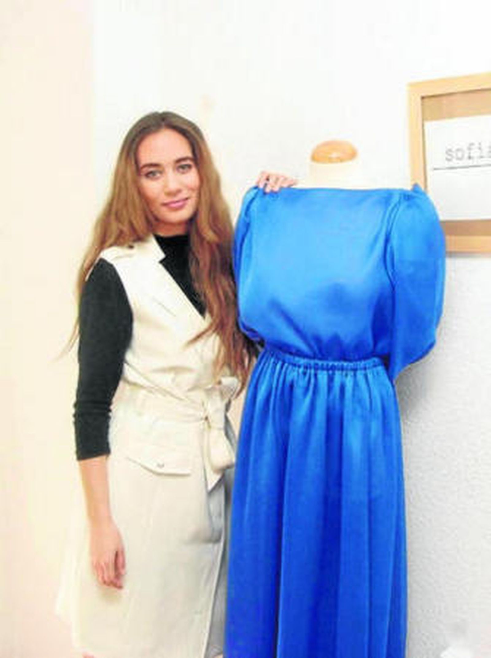 La joven diseñadora, que tiene 22 años, con una de las prendas de la nueva colección 'Farah'.