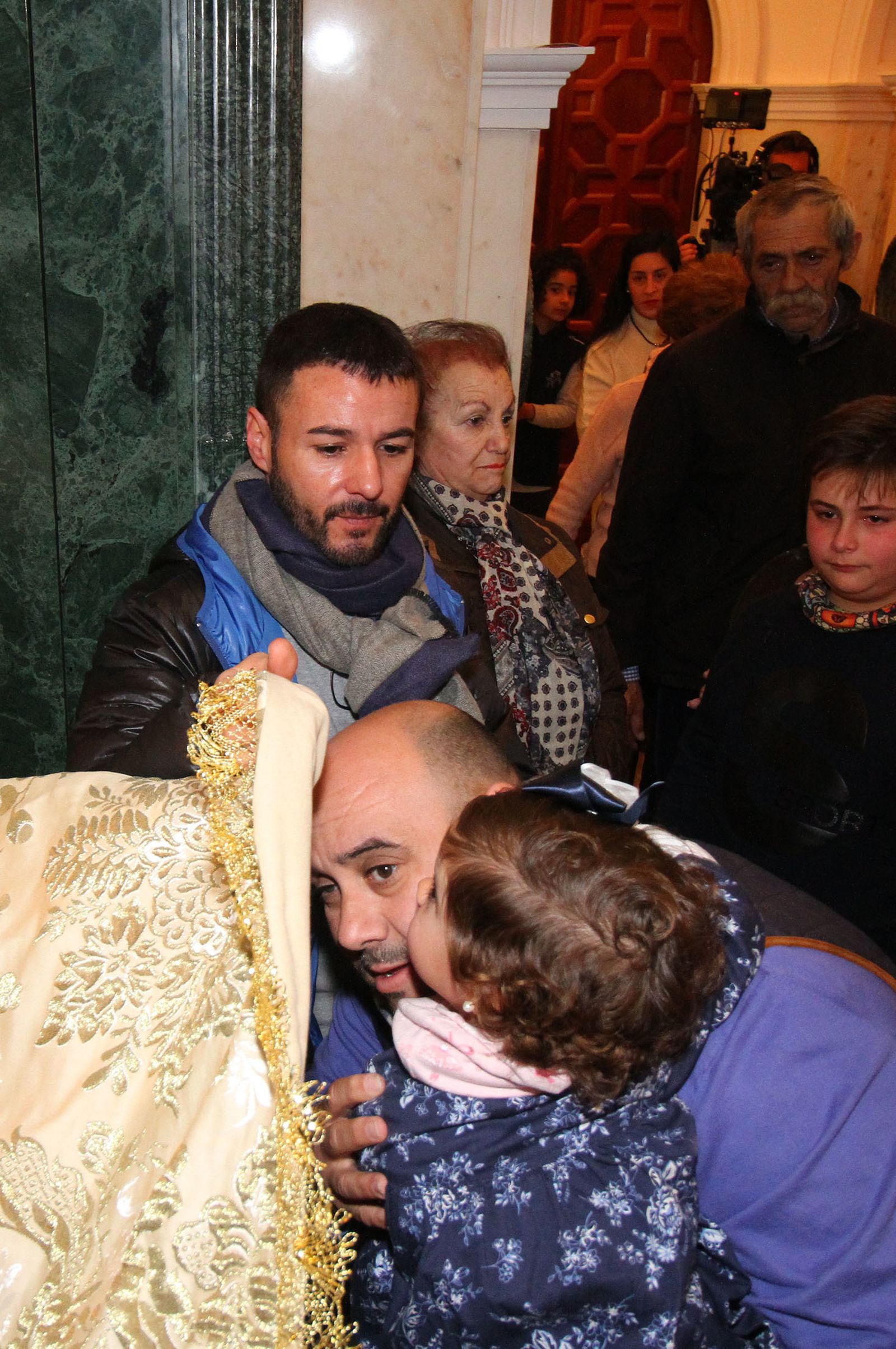 El Rocío celebra La Candelaria con la presentación de los niños a la Virgen, en imágenes