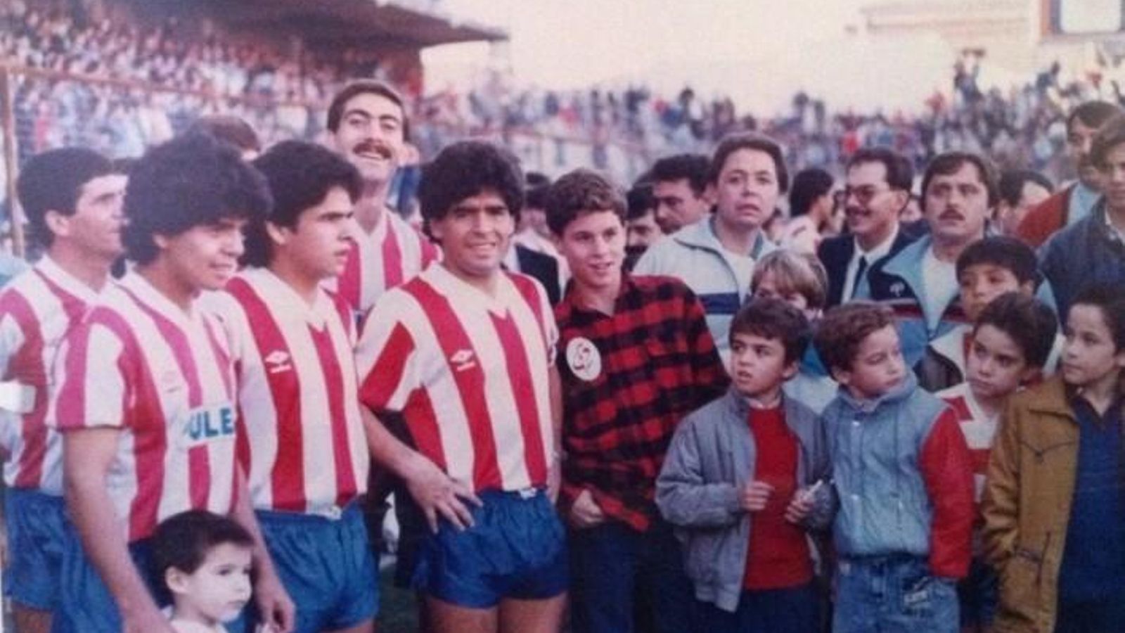 Los hermanos Maradona, entre la afición granadina.