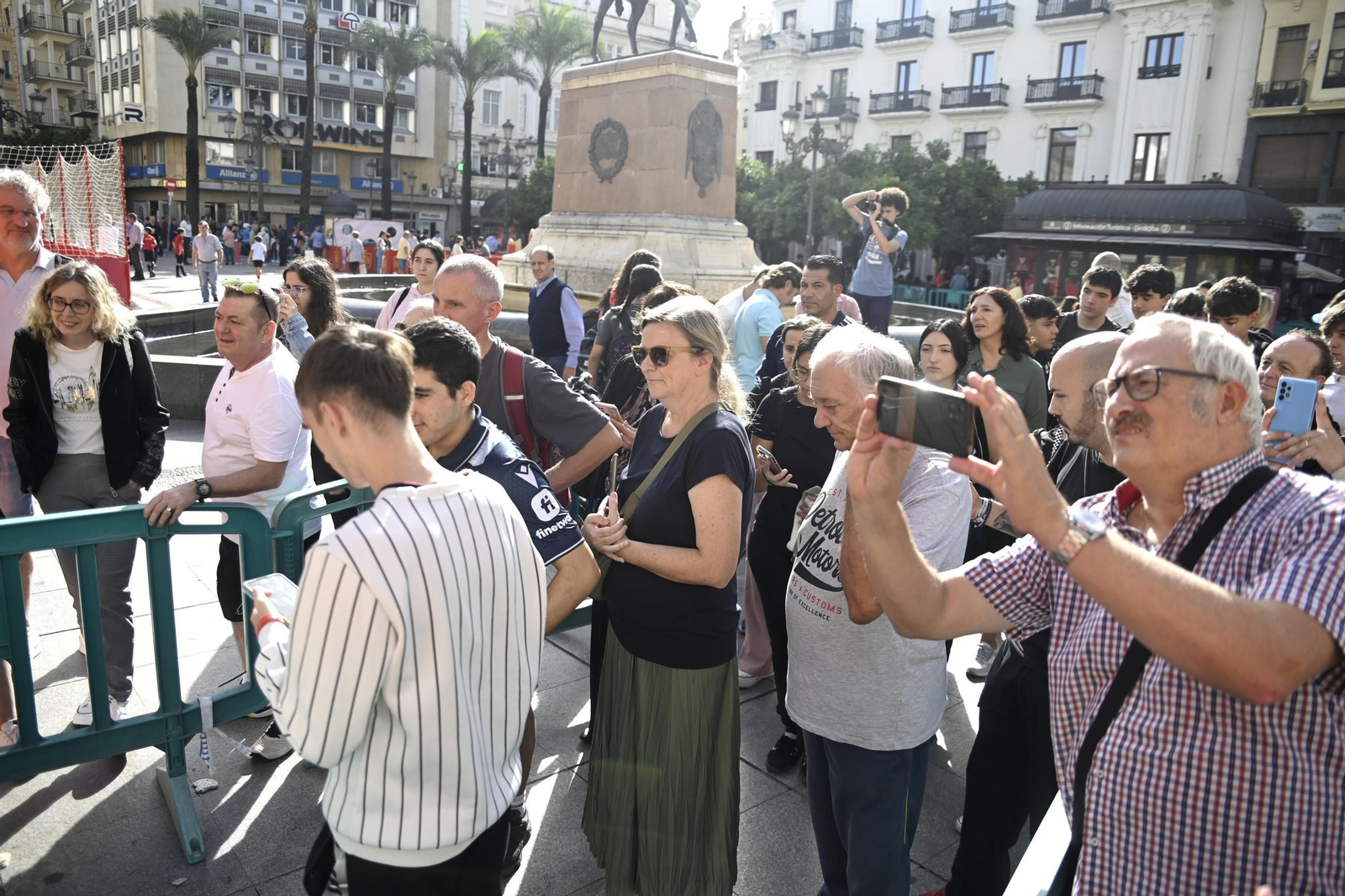Las mejores fotos del inicio de la 'fan zone' de la selección española en Córdoba