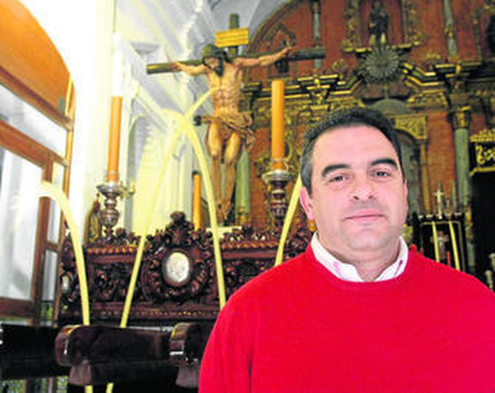 José Manuel Triano, junto a la imagen del Cristo de la Buena Muerte.
