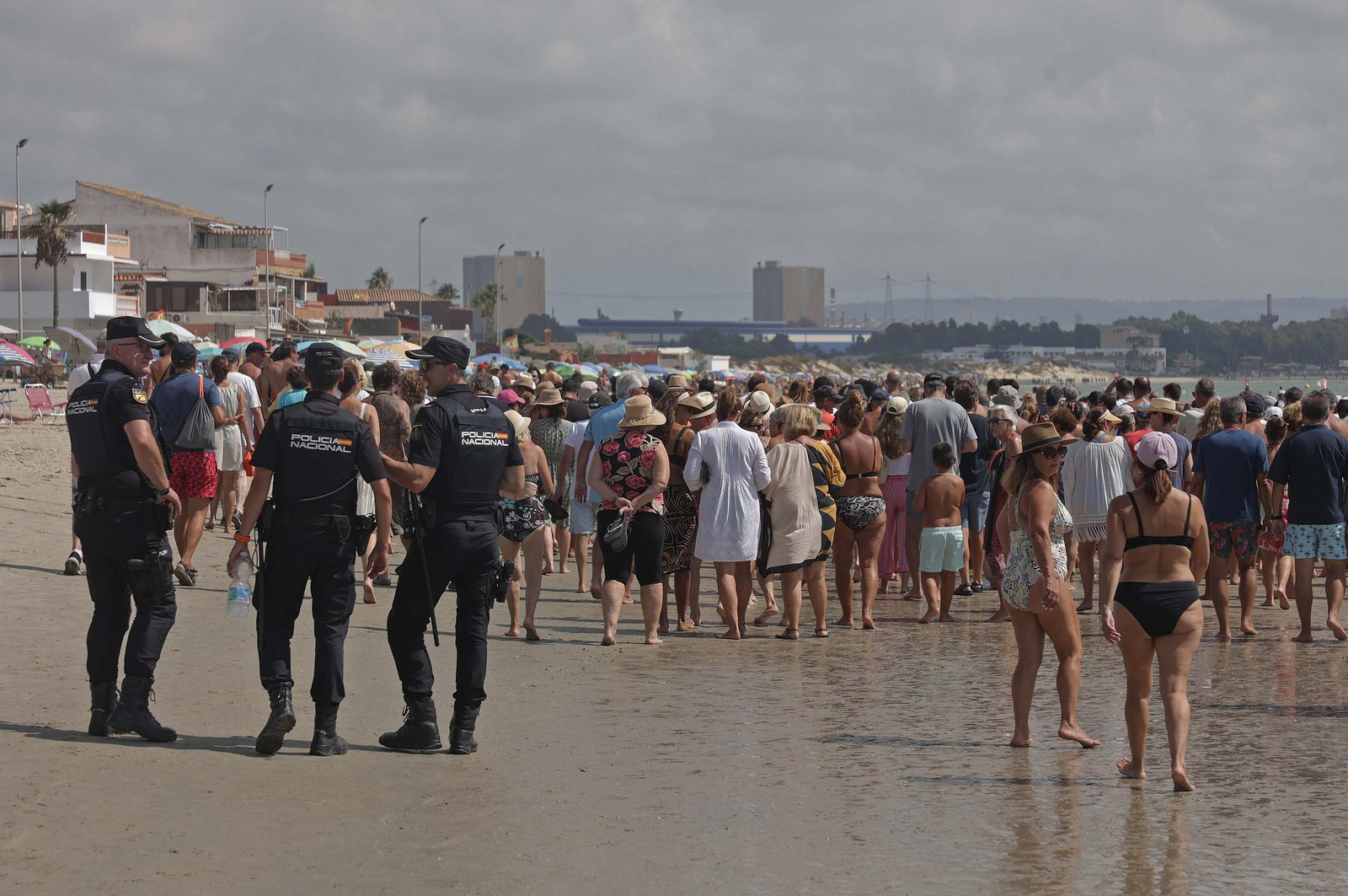Fotos de la manifestación de la plataforma Salvemos El Rinconcillo y el grupo ecologista Verdemar en Algeciras